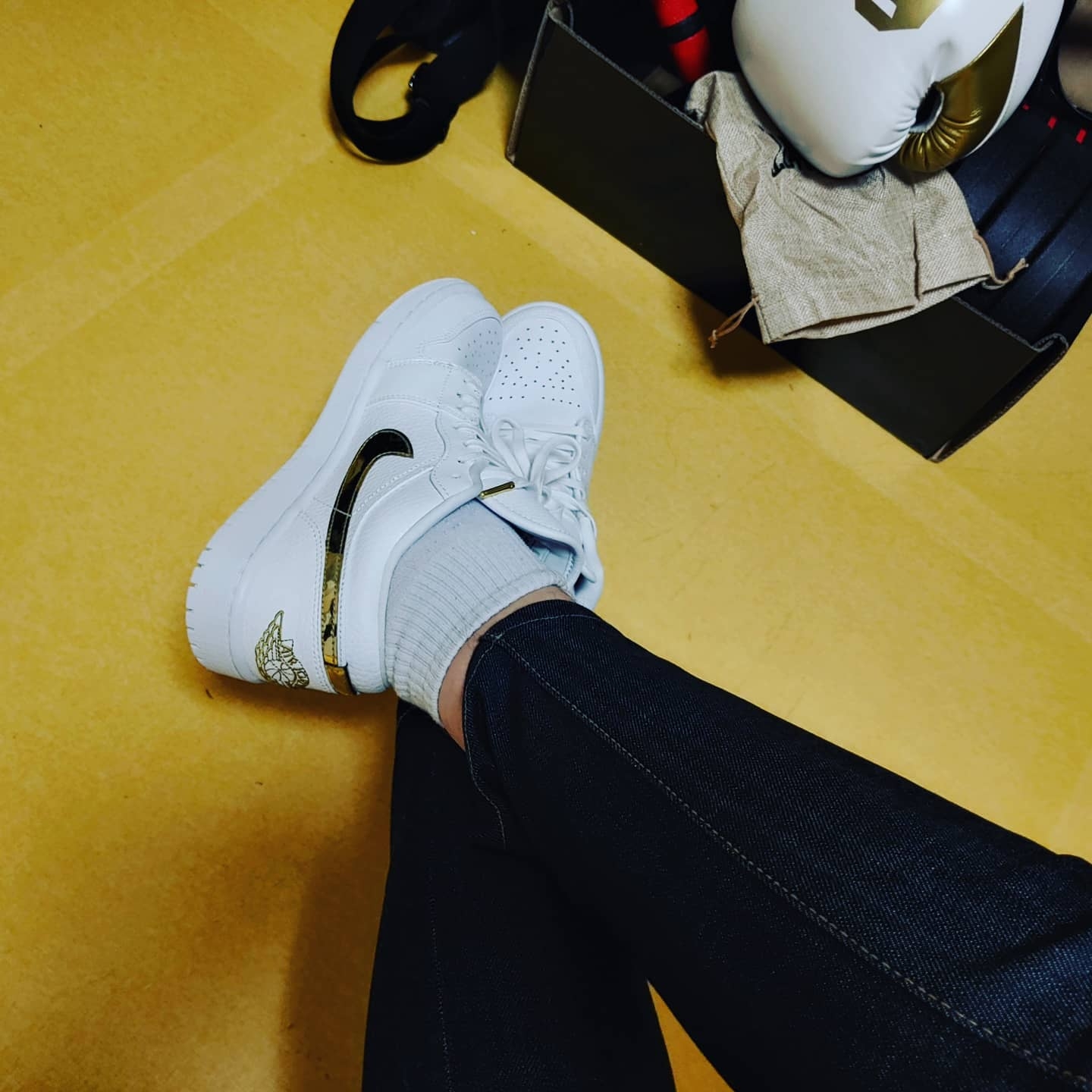 (W) Jordan 1 Low SE White Metallic Gold 착용 스타일 - 1