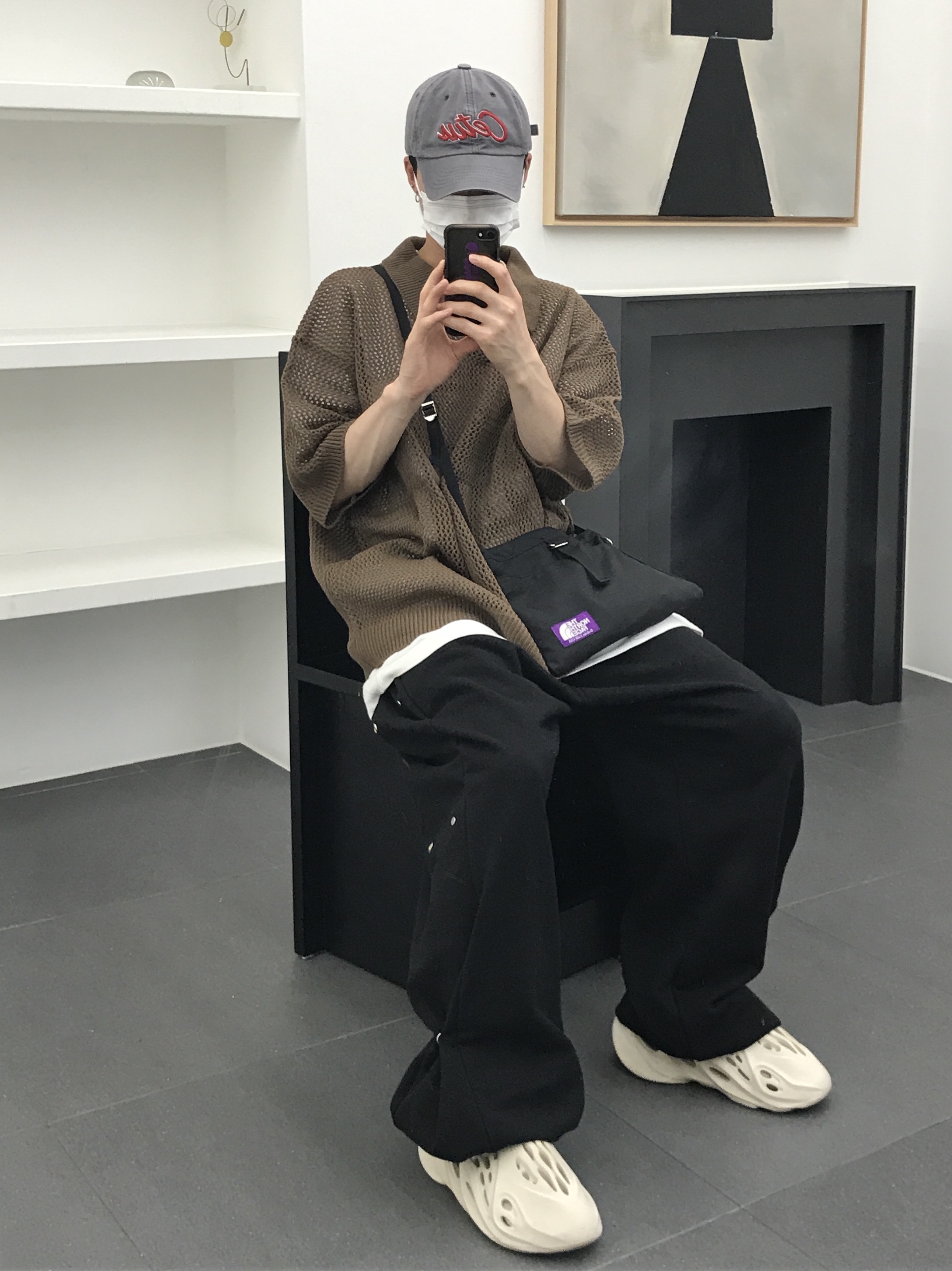 Adidas Yeezy Foam RNNR Sand 착용 스타일