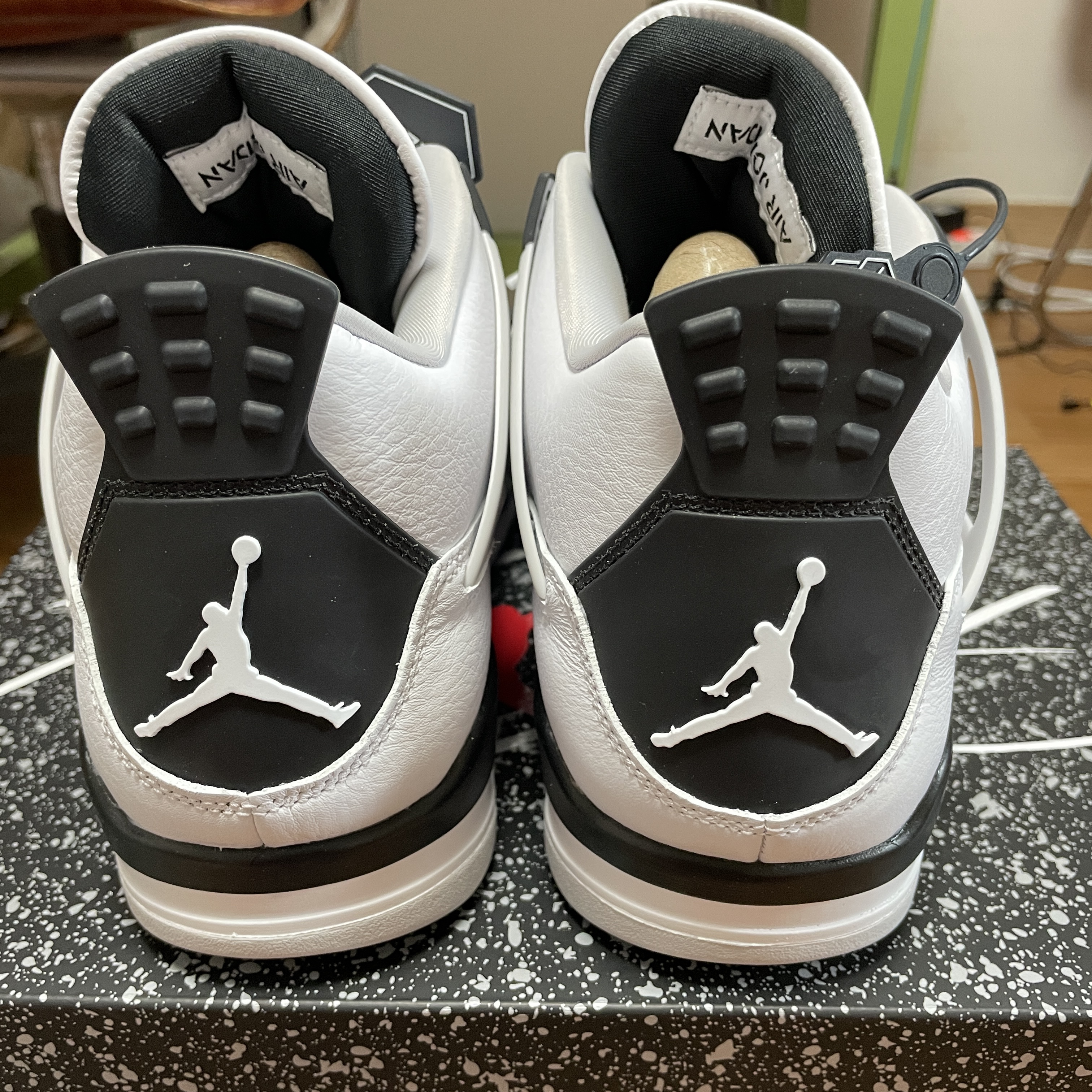 Jordan 4 Retro White and Black 착용 스타일 - 4