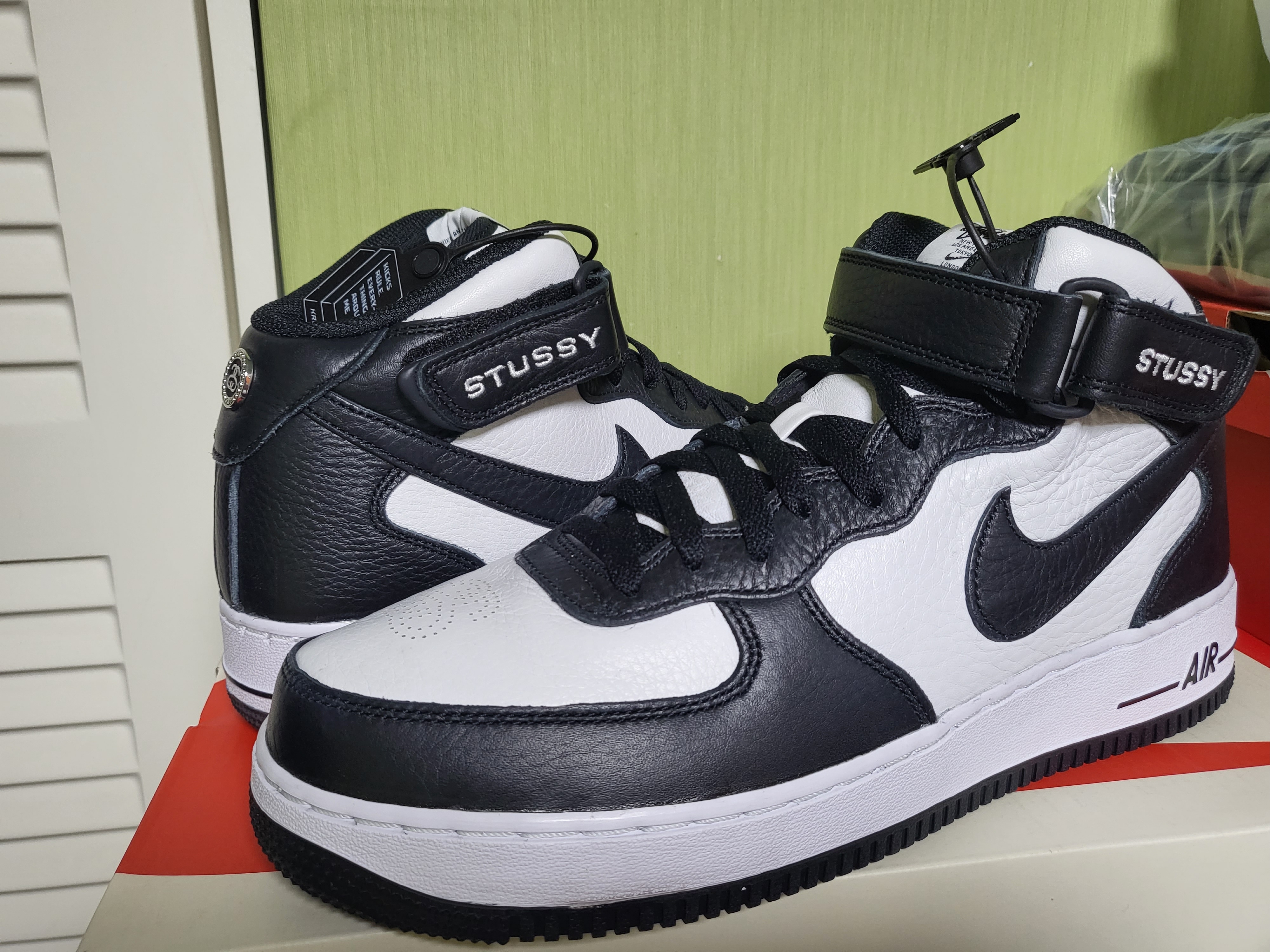 Nike x Stussy Air Force 1 '07 Mid SP Black and Light Bone 착용 스타일