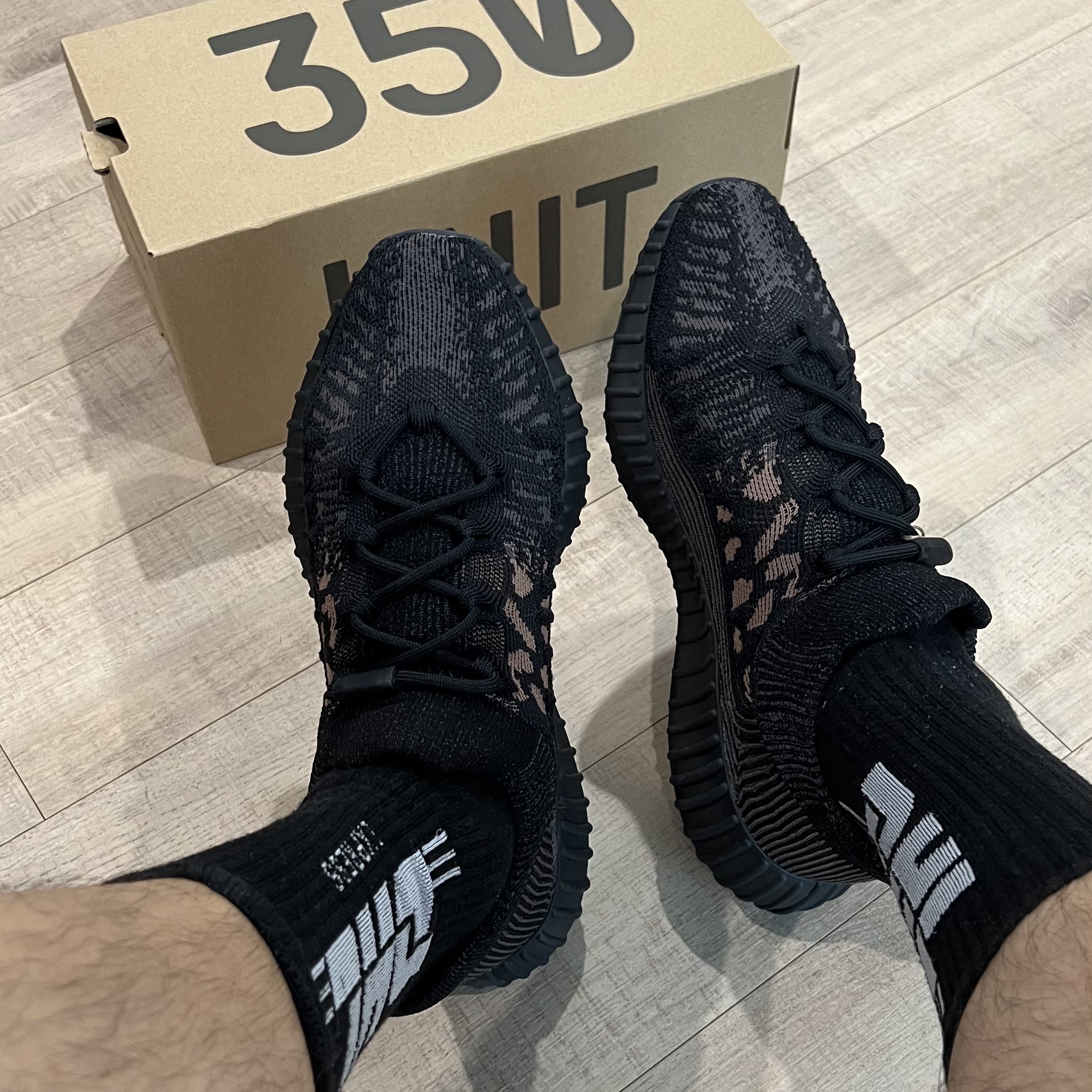Adidas Yeezy 350 V2 CMPCT Slate Carbon 착용 스타일 - 1