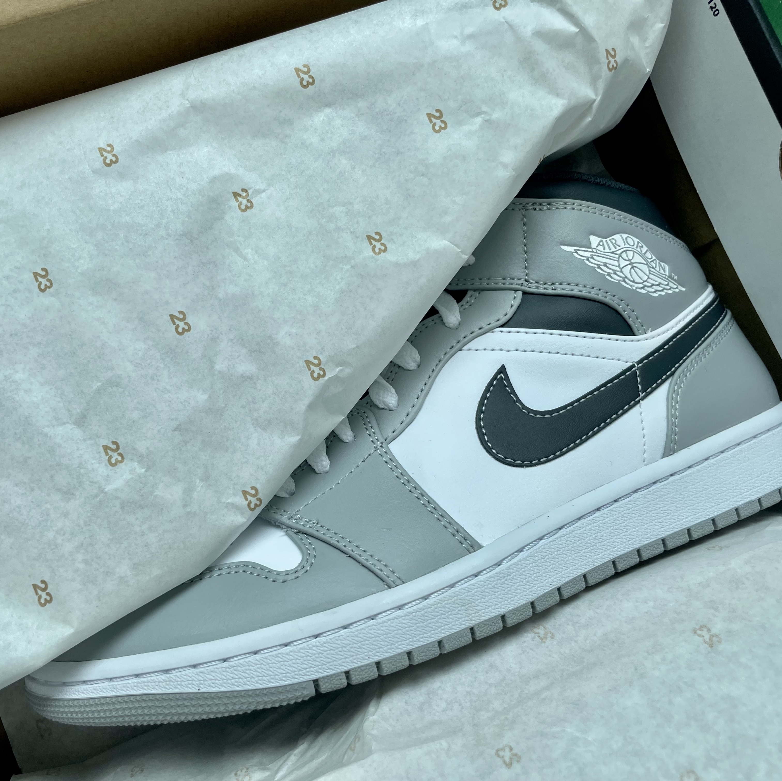 Jordan 1 Mid Light Smoke Grey Anthracite 착용 스타일