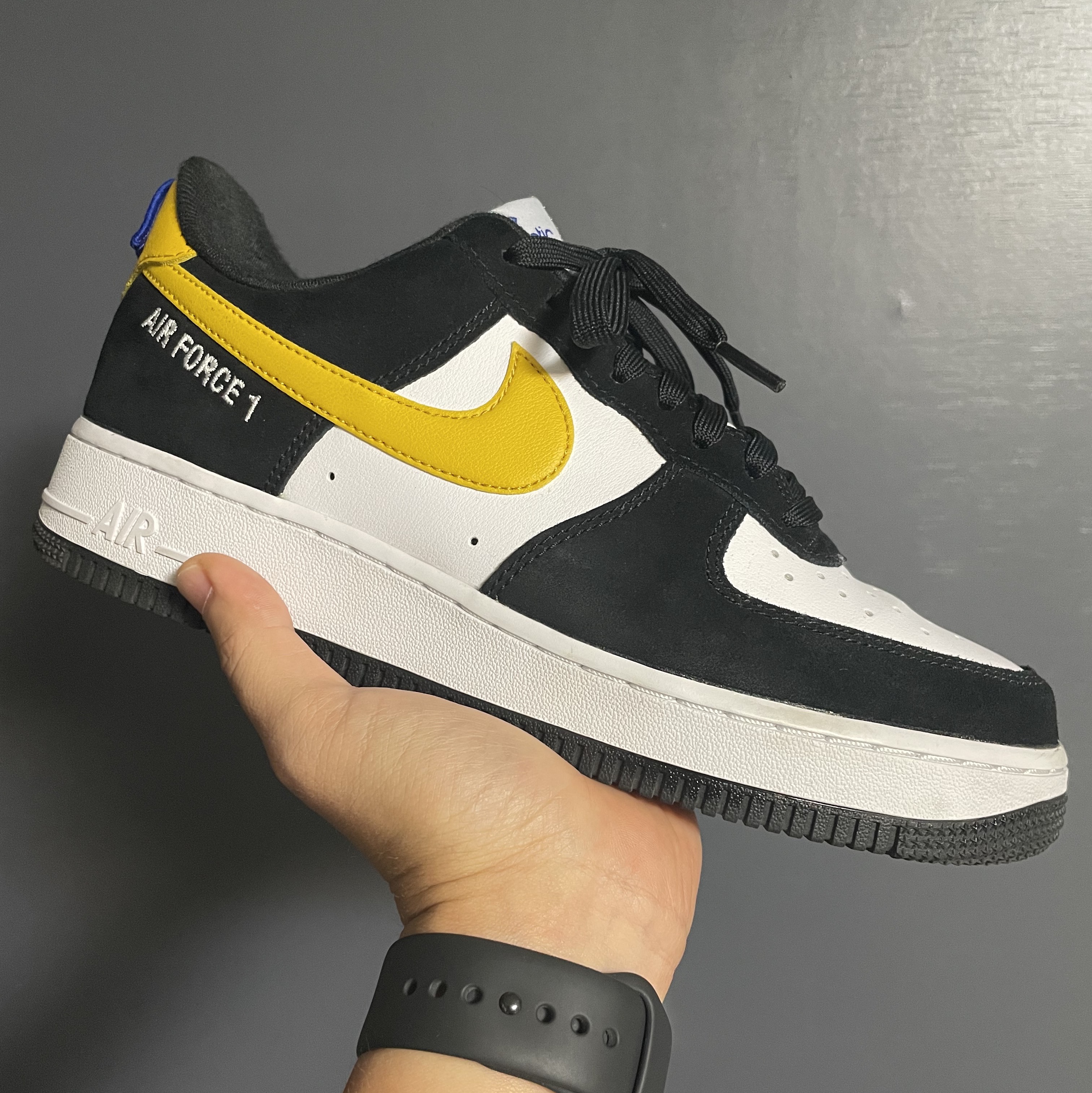 Nike Air Force 1 '07 LV8 Athletic Club Black Dark Sulfur 착용 스타일