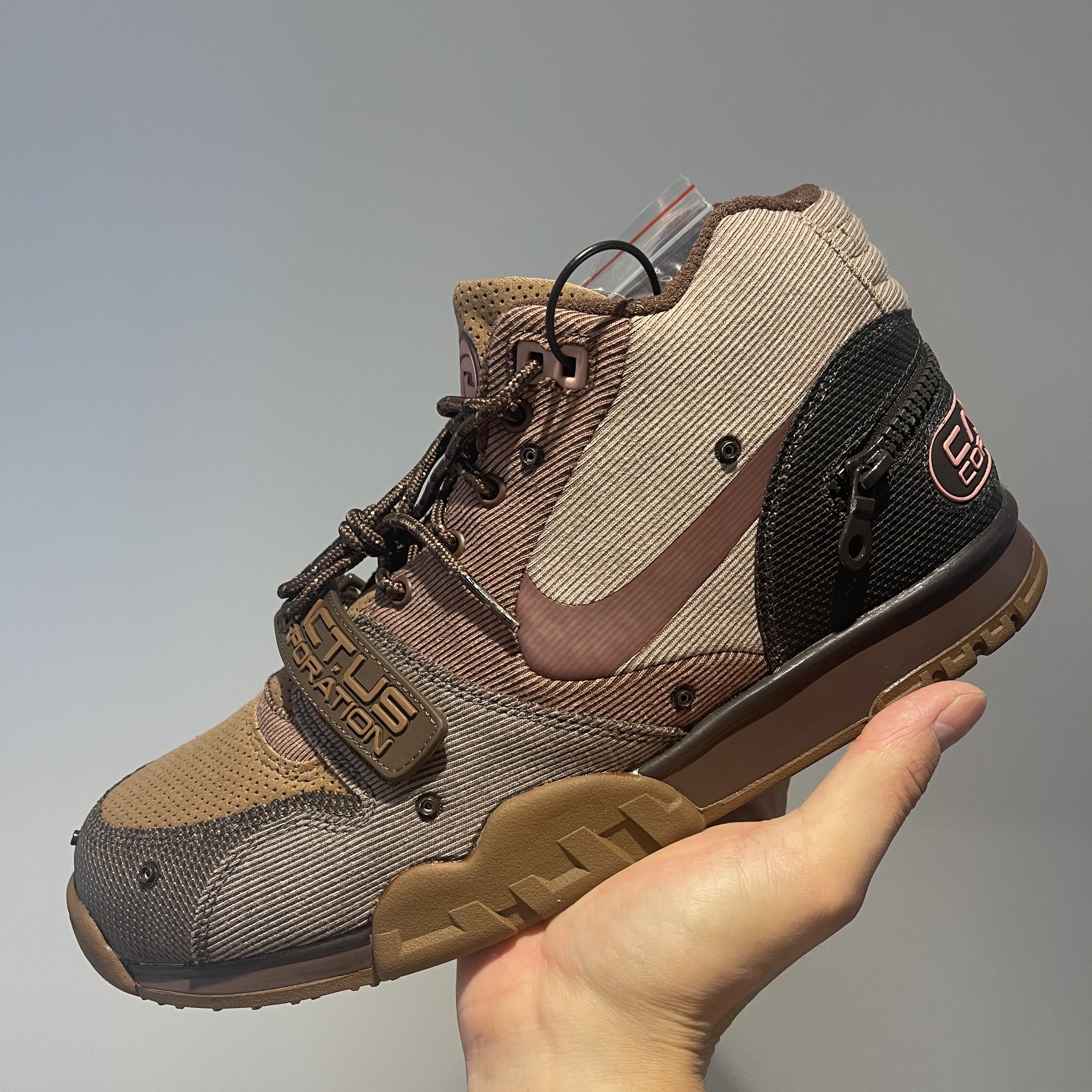 Nike x Travis Scott Air Trainer 1 Archaeo Brown and Rust Pink, Nike x Travis Scott Nike Air Trainer 1 Grey Haze and Dusty Sage 착용 스타일 - 1