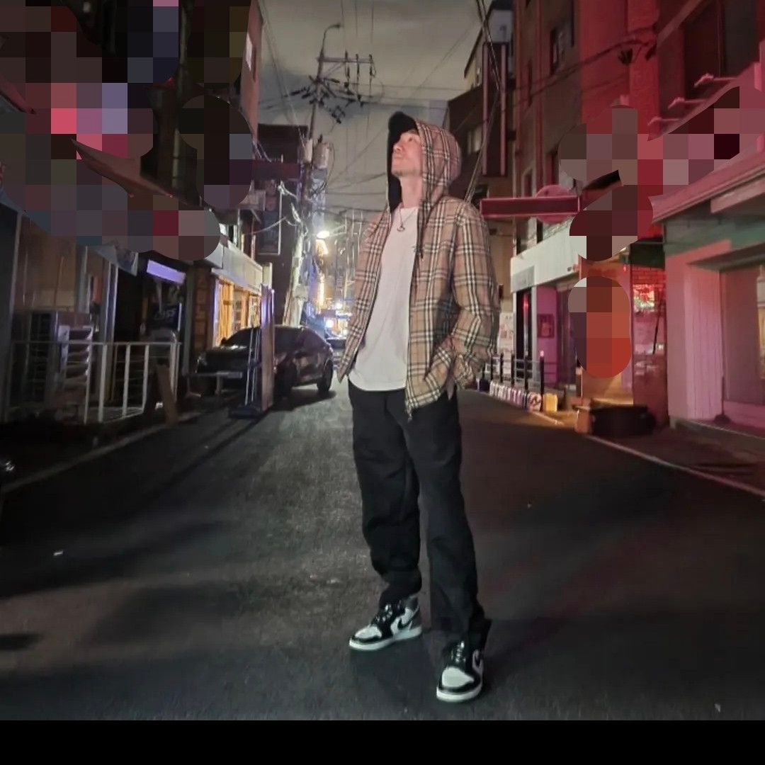 Stussy Fuzzy Dice T-Shirt White, Jordan 1 Retro High OG Black Mocha 착용 스타일
