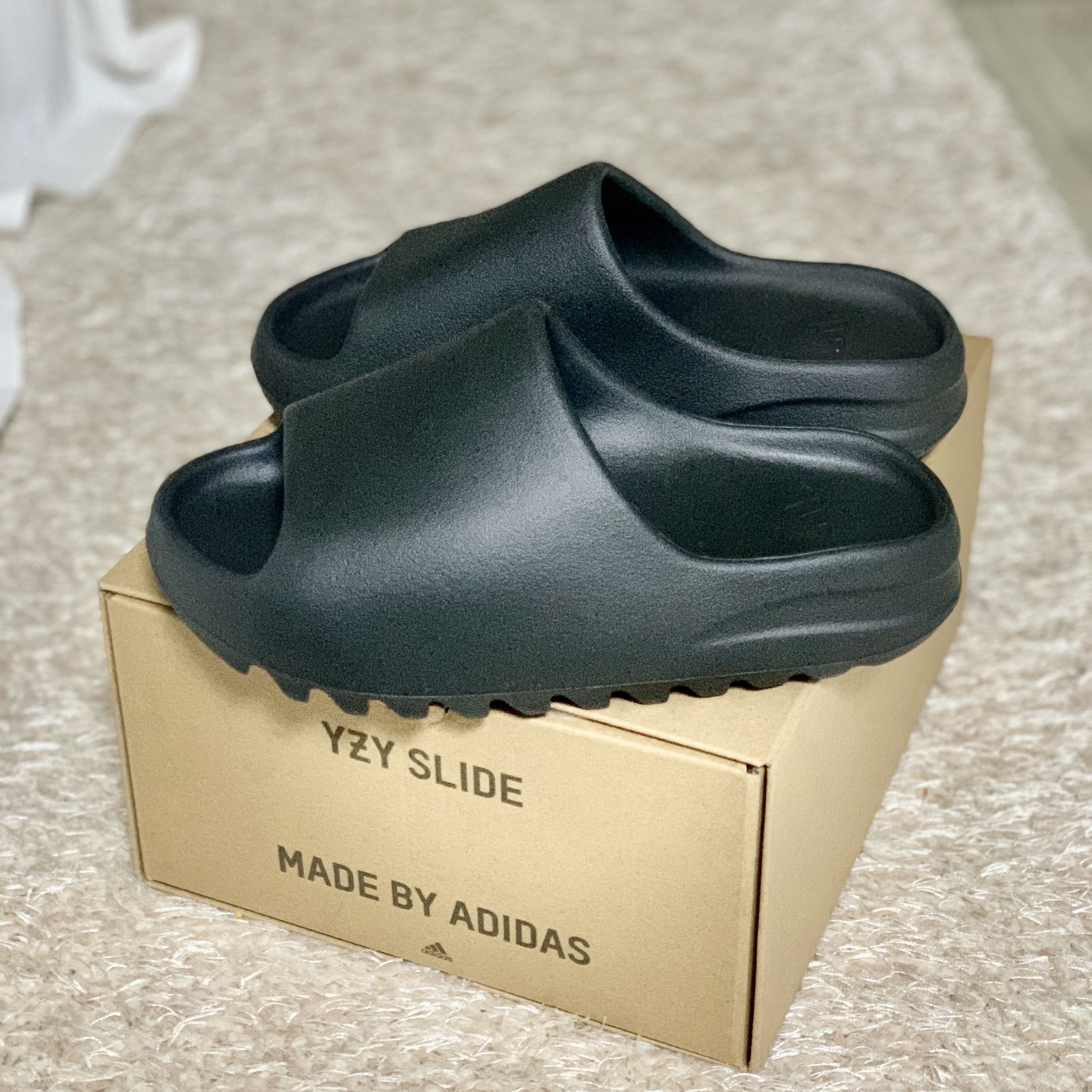 Adidas Yeezy Slide Onyx 착용 스타일