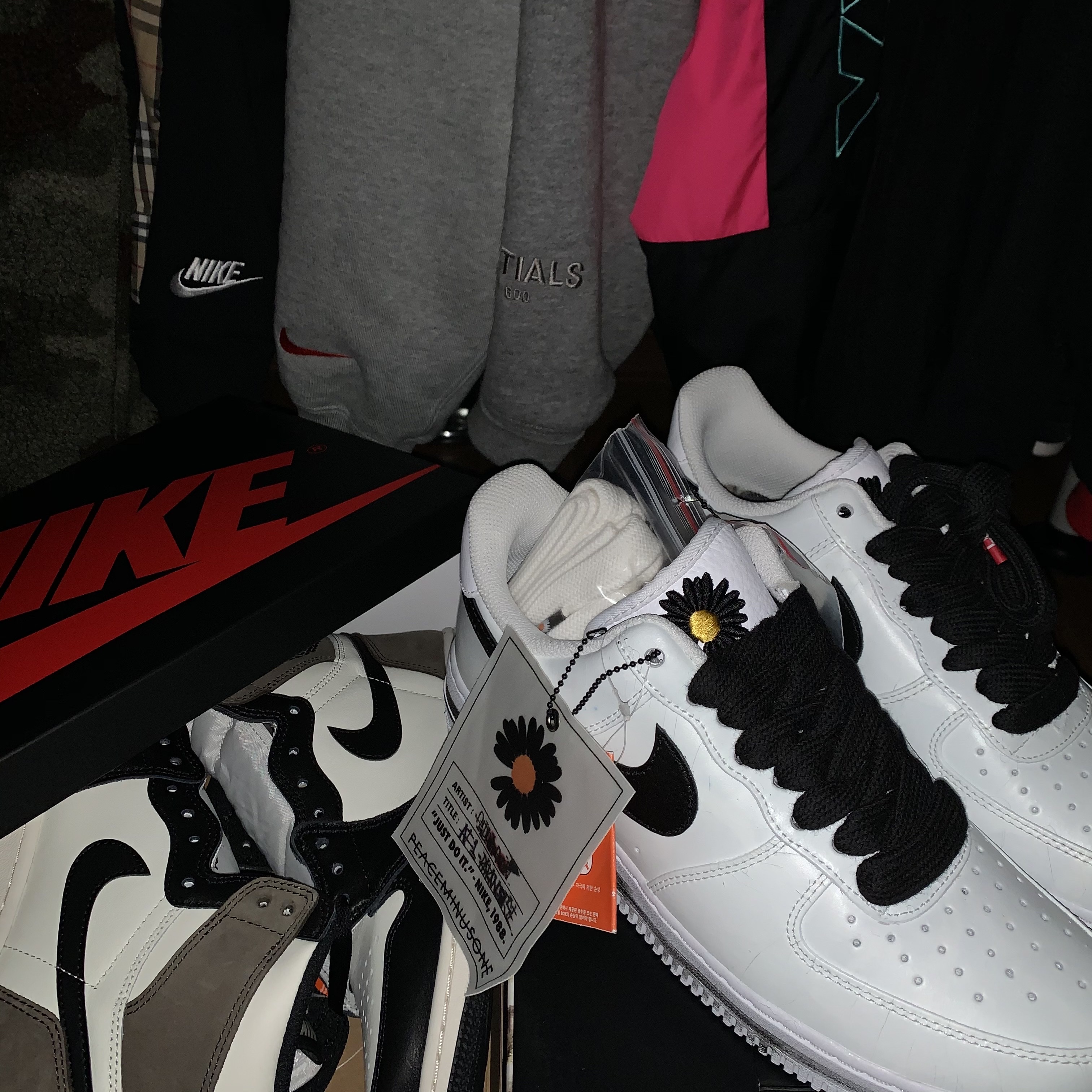 Nike x Peaceminusone Air Force 1 Low Para-Noise 2.0, Jordan 1 Retro High OG Black Mocha 착용 스타일