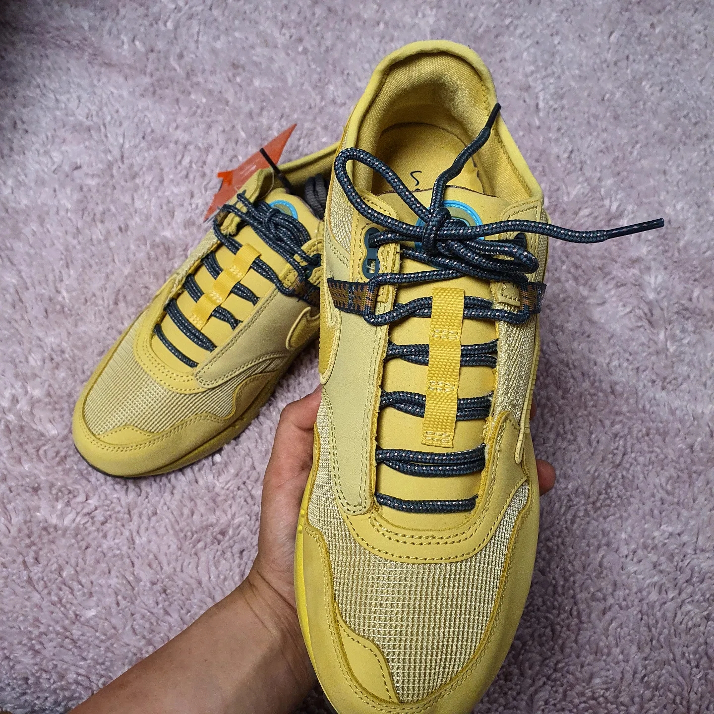 Nike x Travis Scott Air Max 1 Cact.us Gold 착용 스타일 - 5
