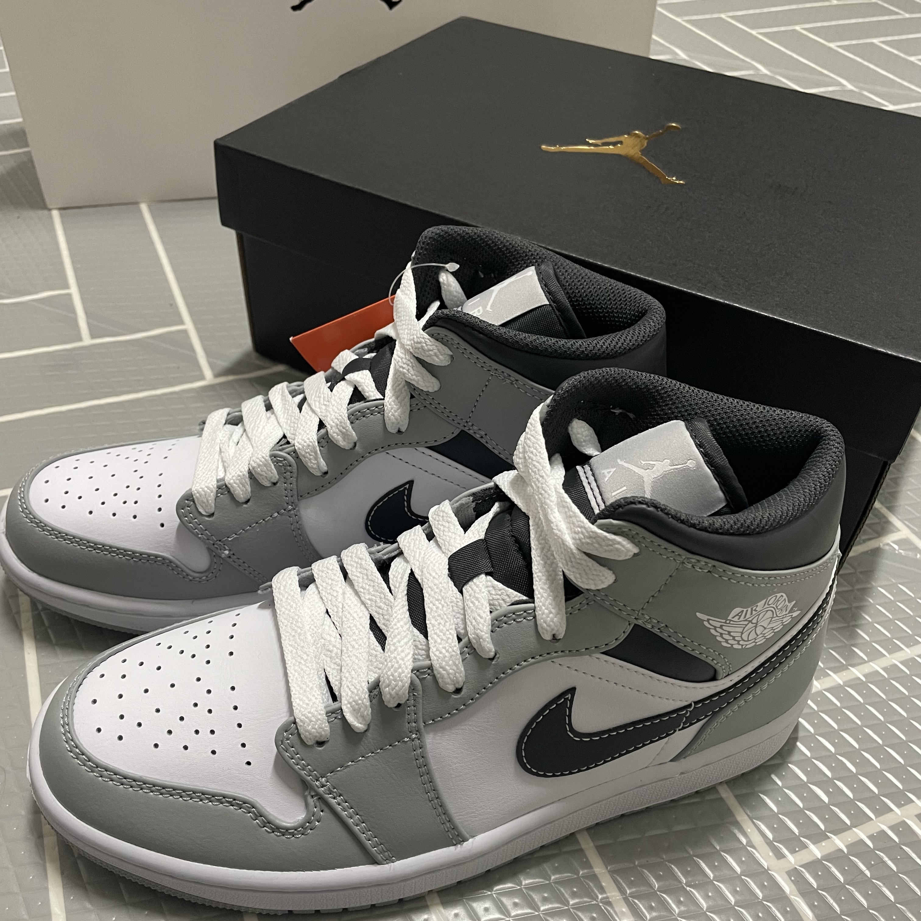 Jordan 1 Mid Light Smoke Grey Anthracite 착용 스타일 - 1