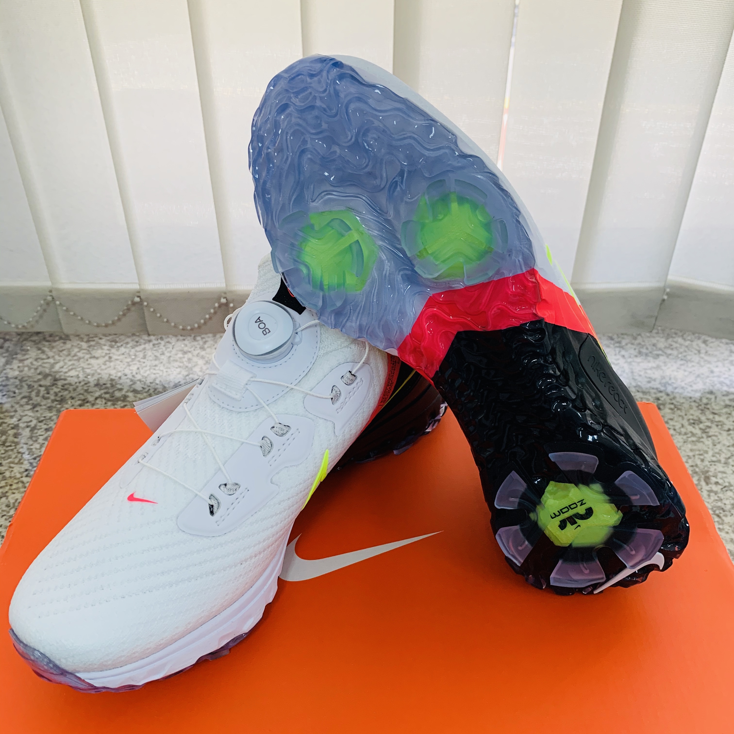 Nike Air Zoom Infinity Tour White Black Crimson Volt (Wide) 착용 스타일 - 4