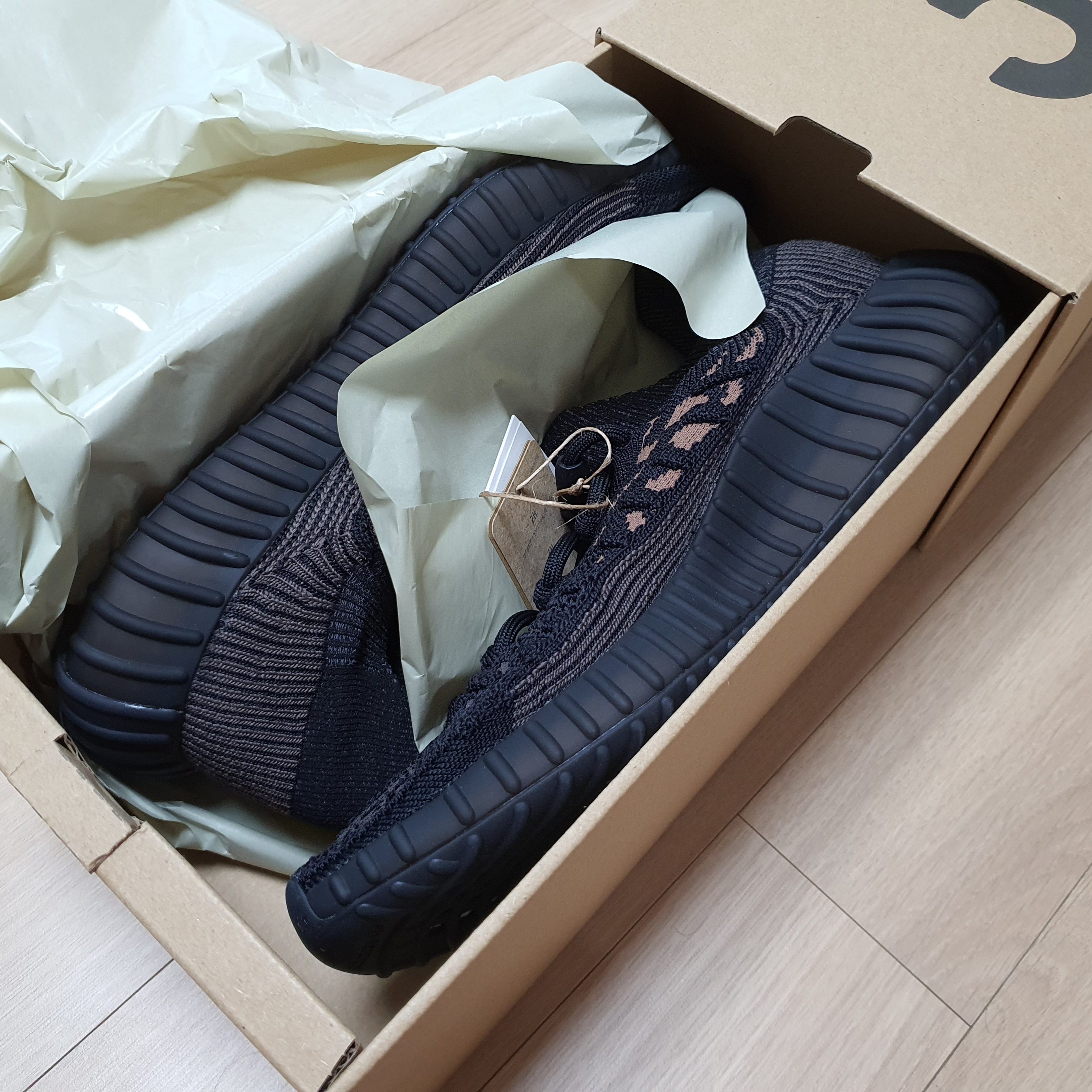 Adidas Yeezy 350 V2 CMPCT Slate Carbon 착용 스타일 - 2