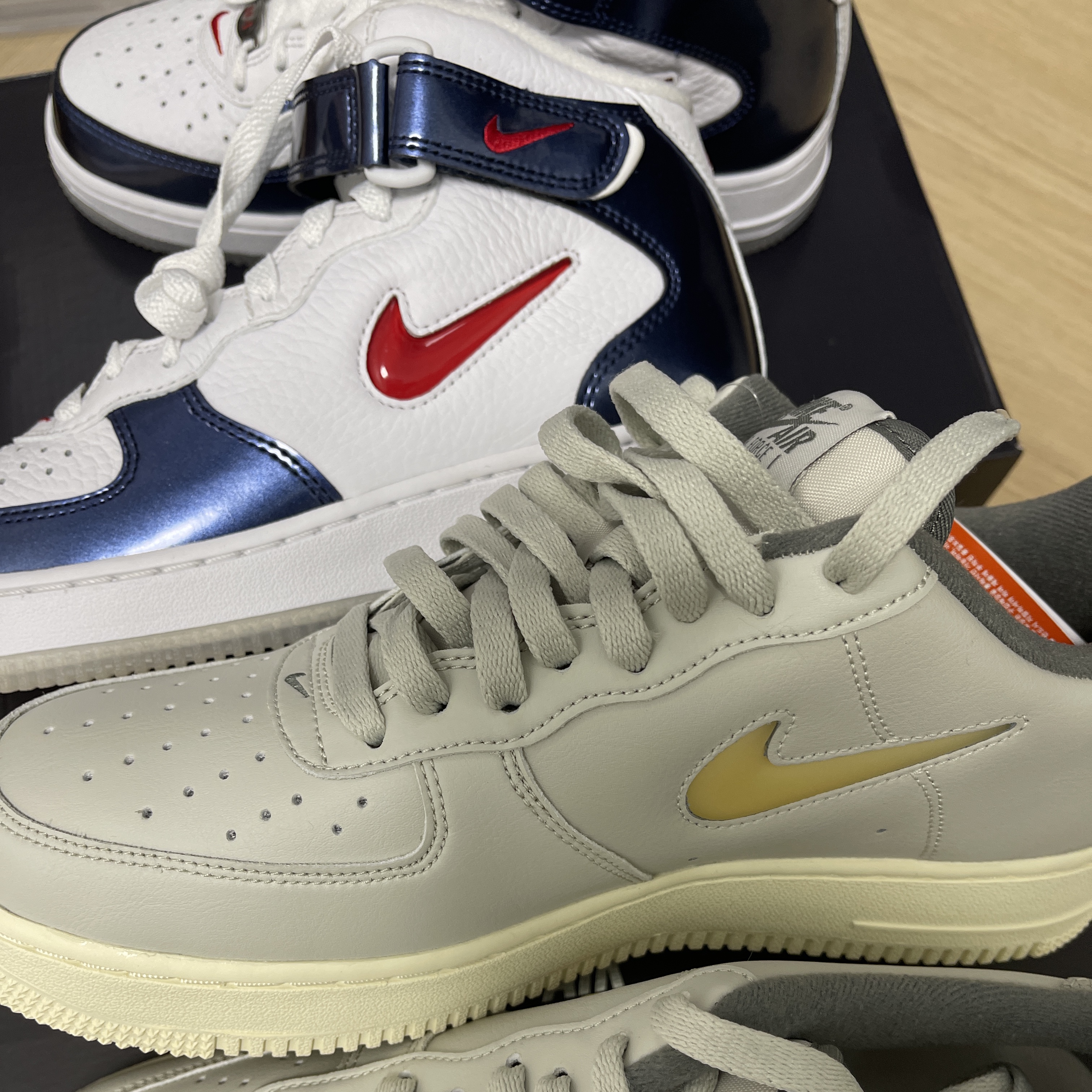 Nike Air Force 1 Mid QS University Red and Midnight Navy, Nike Air Force 1 '07 LX Light Bone and Coconut Milk 착용 스타일
