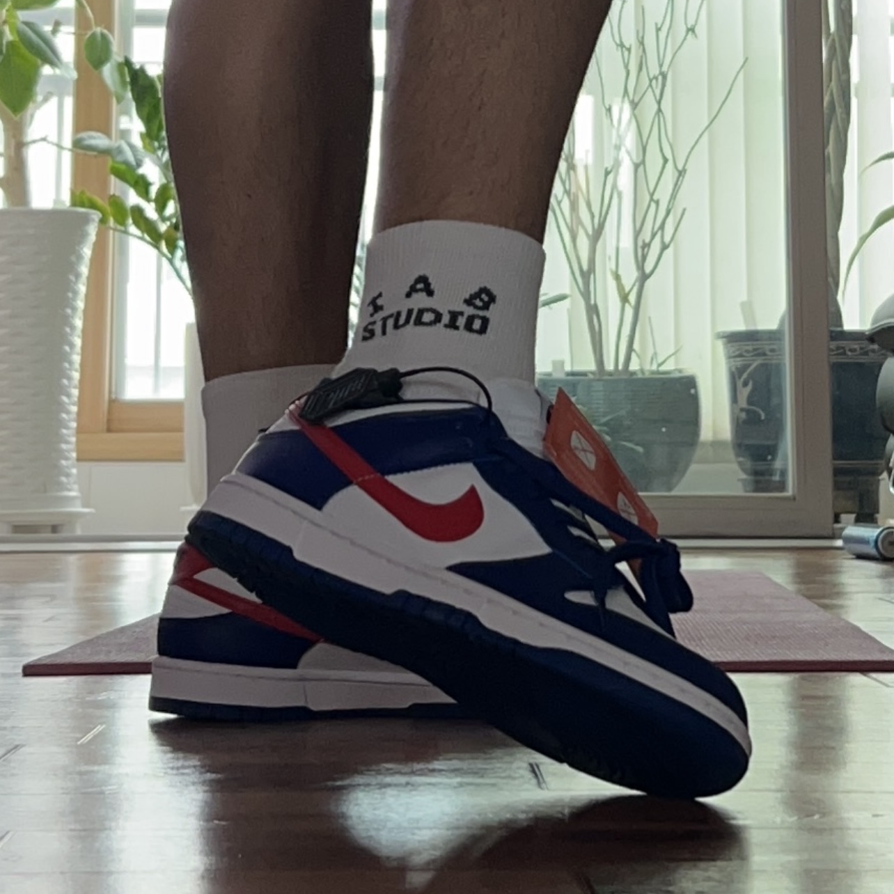 (W) Nike Dunk Low White and University Red 착용 스타일 - 1