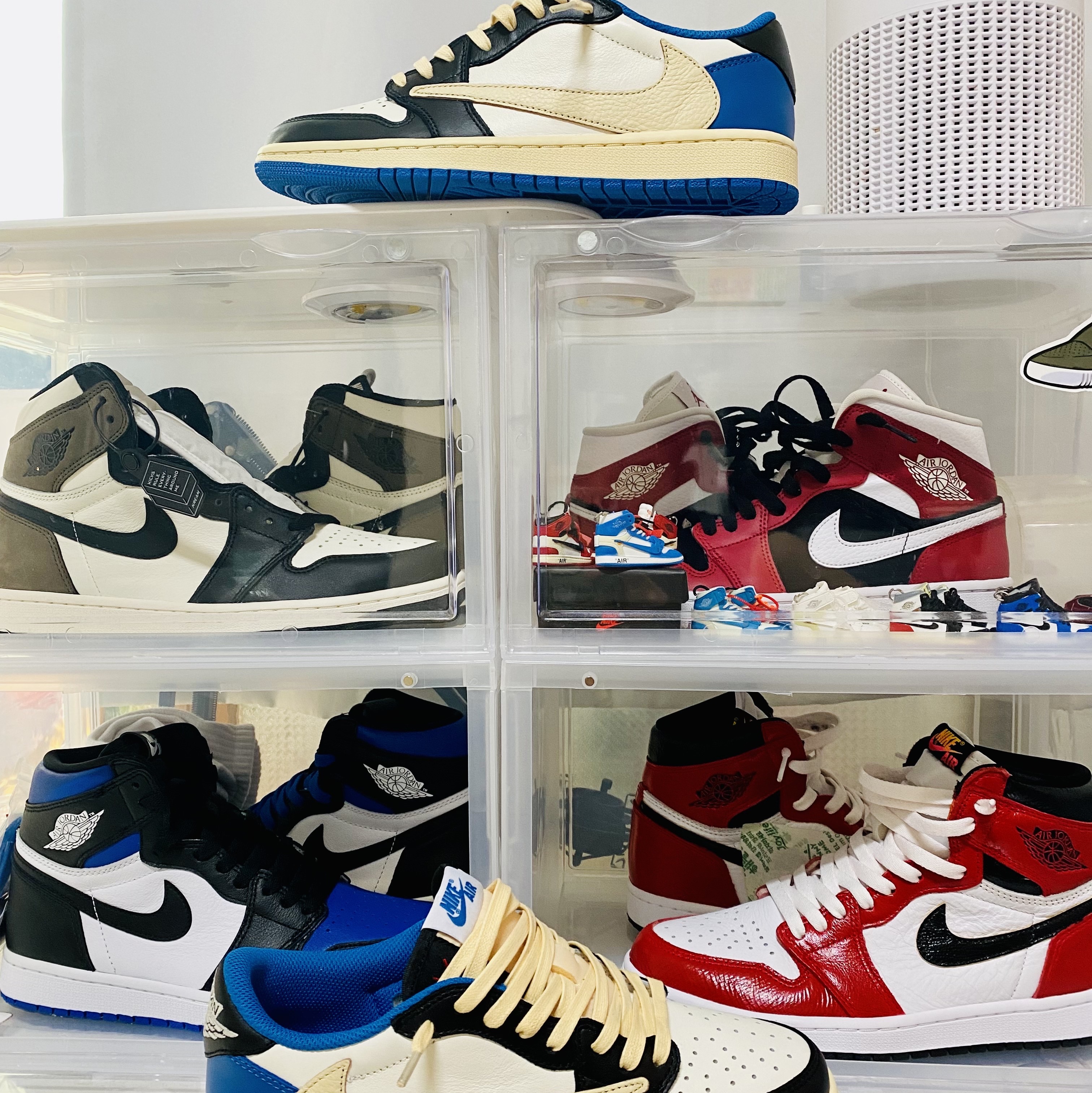 Jordan 1 Retro High OG Black Mocha, Jordan 1 x Travis Scott x Fragment Retro Low OG SP Military Blue 착용 스타일