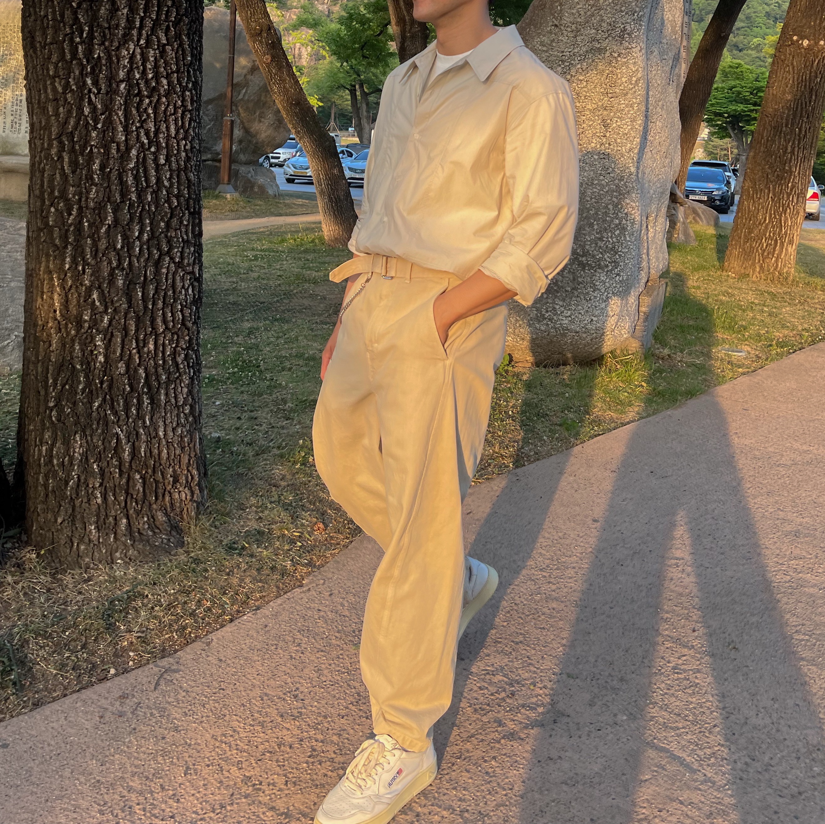 Lemaire Twisted Belted Pants Cotton Satin Light Taupe, Autry Medalist Low Goatskin Sneakers White 착용 스타일 - 2