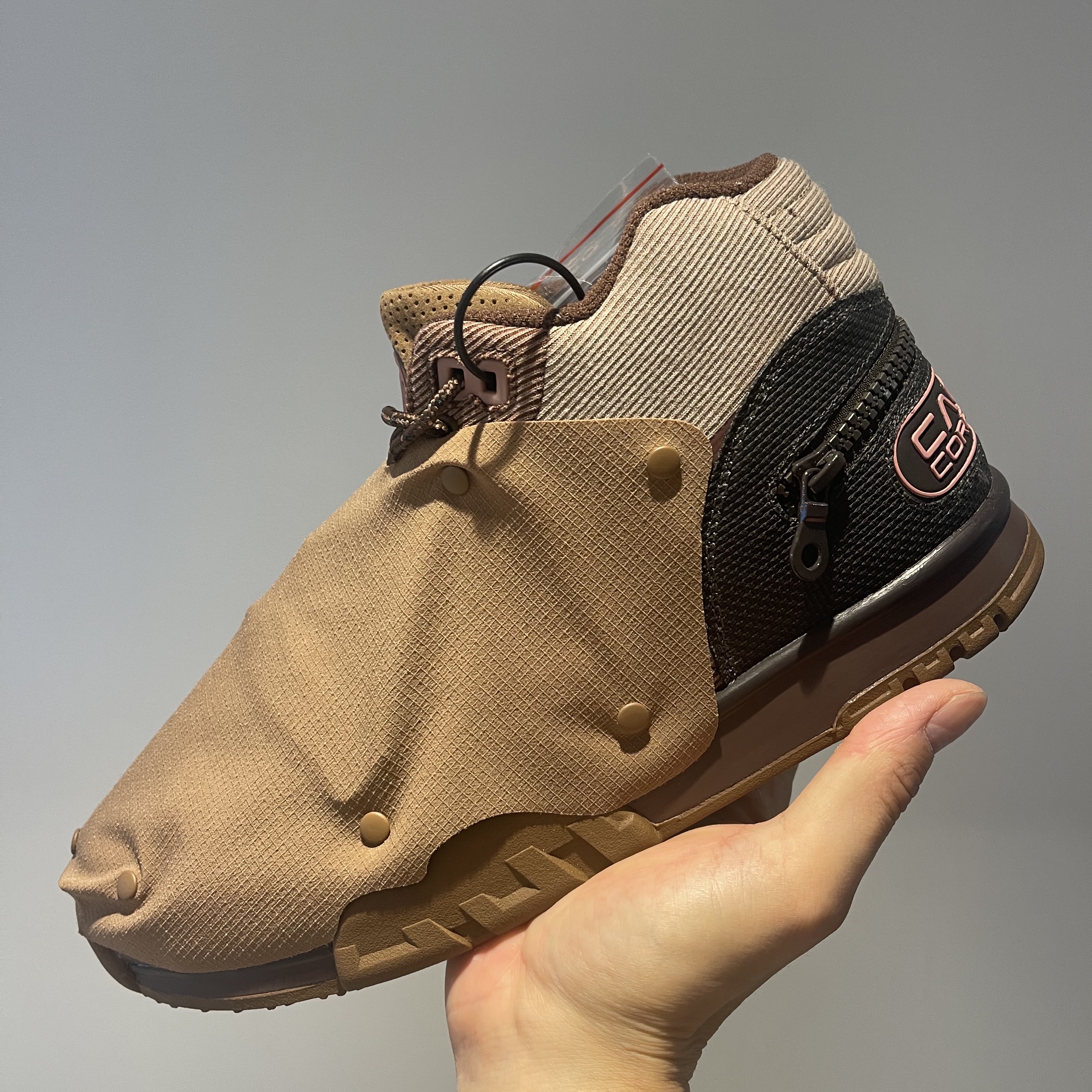Nike x Travis Scott Air Trainer 1 Archaeo Brown and Rust Pink, Nike x Travis Scott Nike Air Trainer 1 Grey Haze and Dusty Sage 착용 스타일 - 3