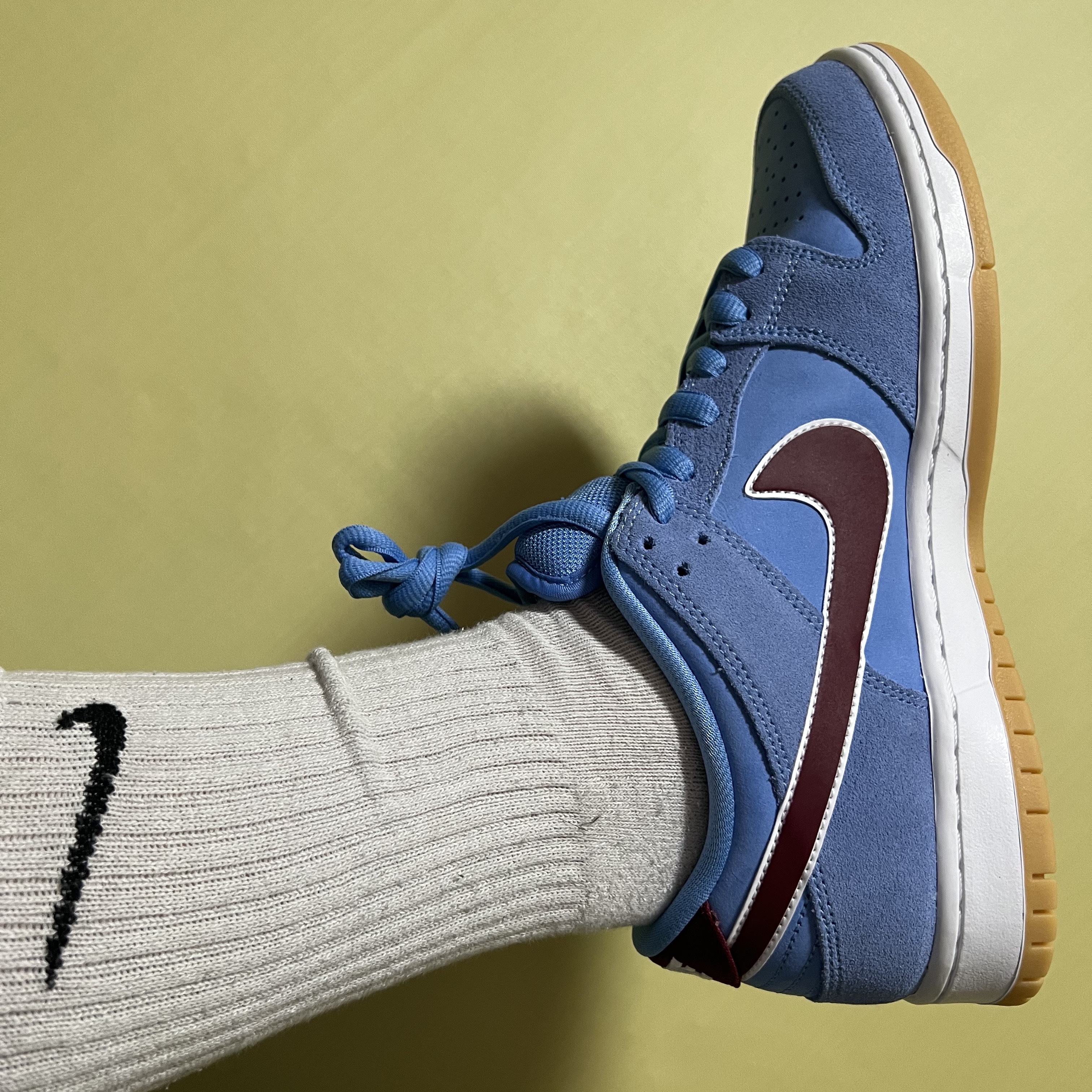 Nike SB Dunk Low Premium Valor Blue and Team Maroon 착용 스타일 - 1
