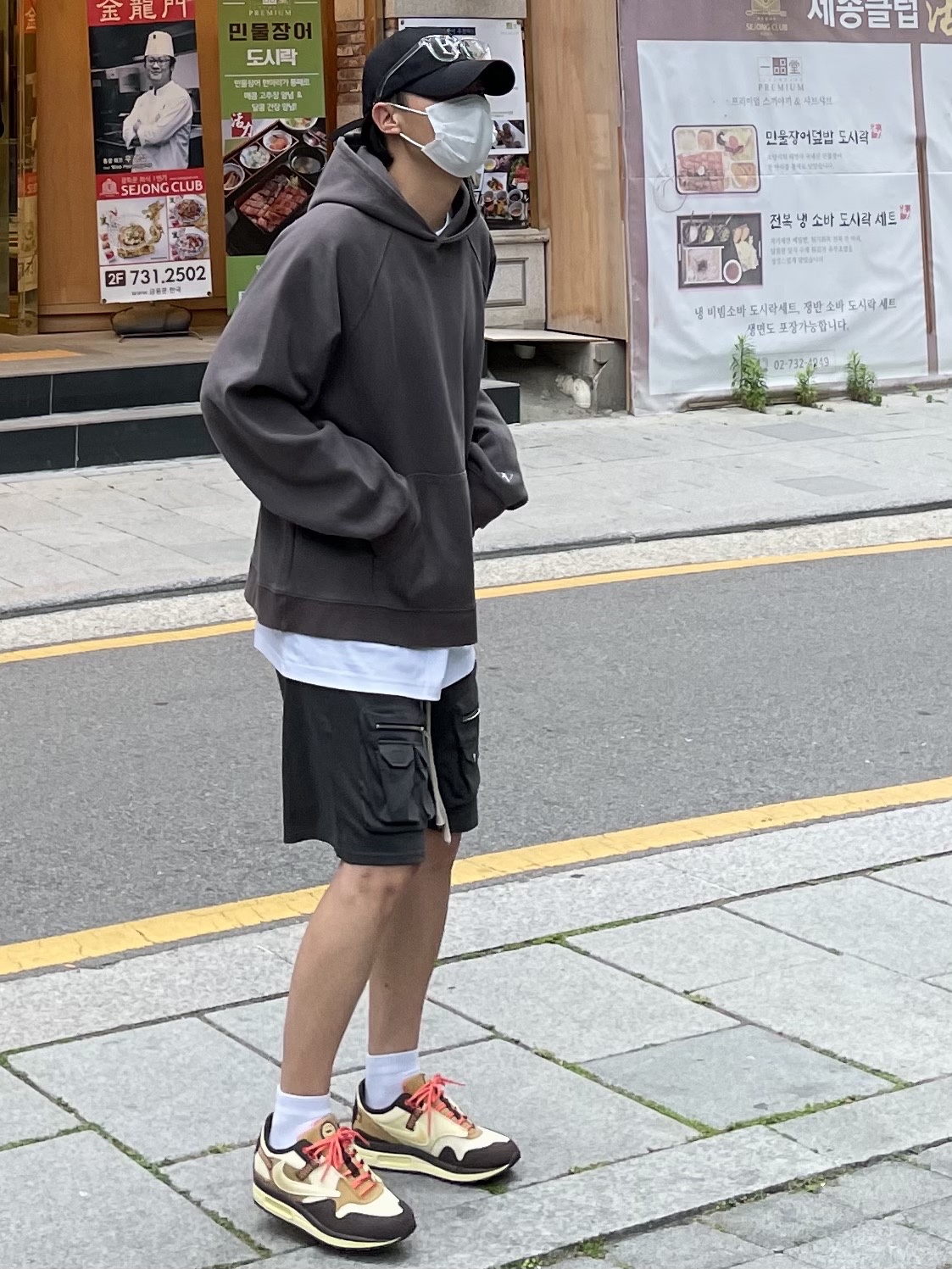 Nike x Travis Scott Air Max 1 Cact.us Brown 착용 스타일 - 2
