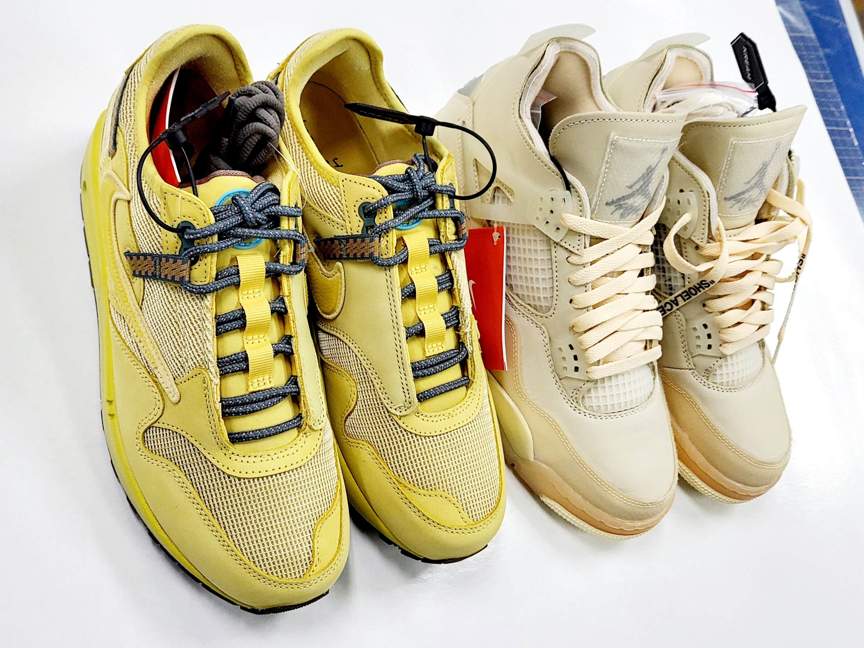 (W) Jordan 4 x Off-White Retro SP Sail, Nike x Travis Scott Air Max 1 Cact.us Gold 착용 스타일 - 2