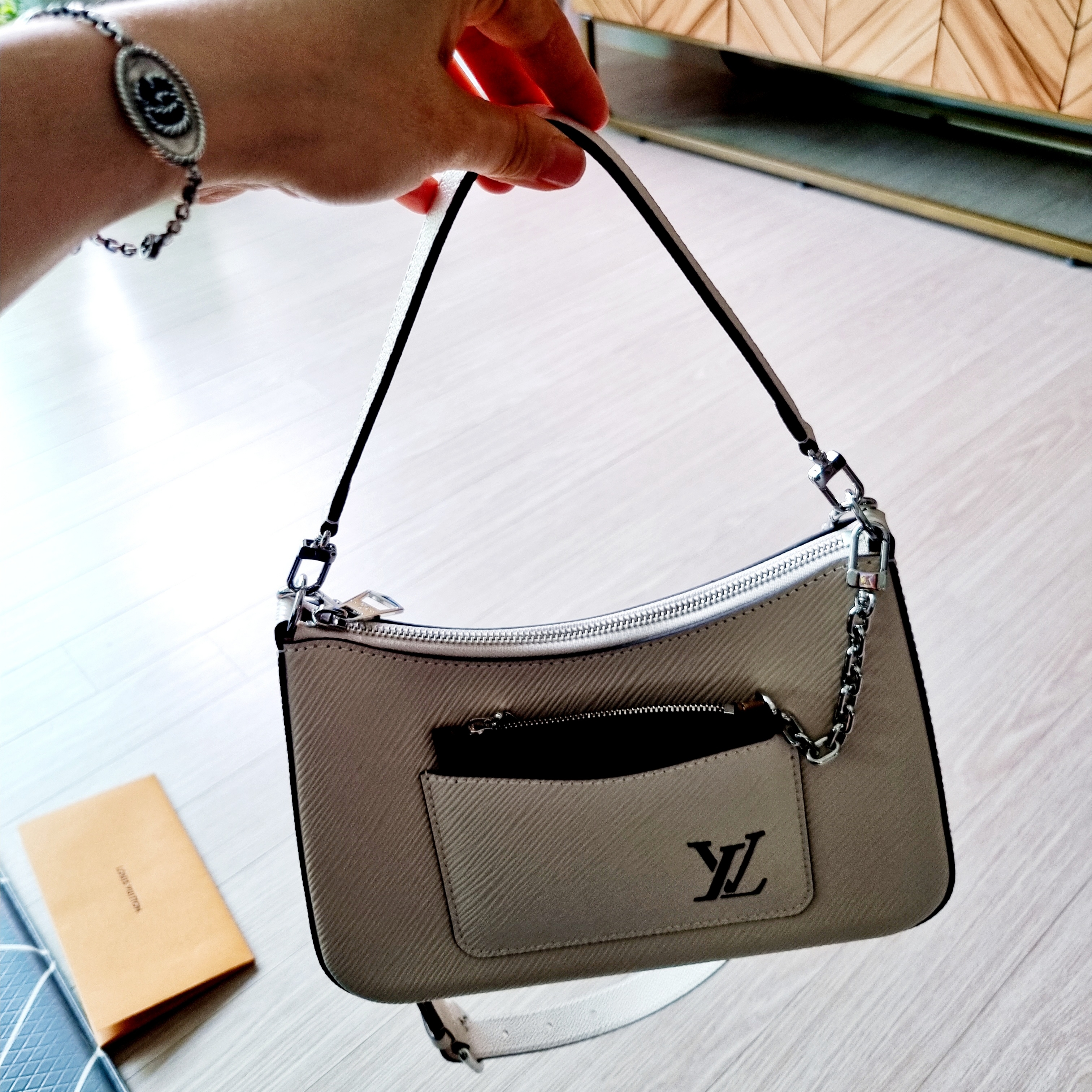 Louis Vuitton Marelle Epi Quartz 착용 스타일 - 2
