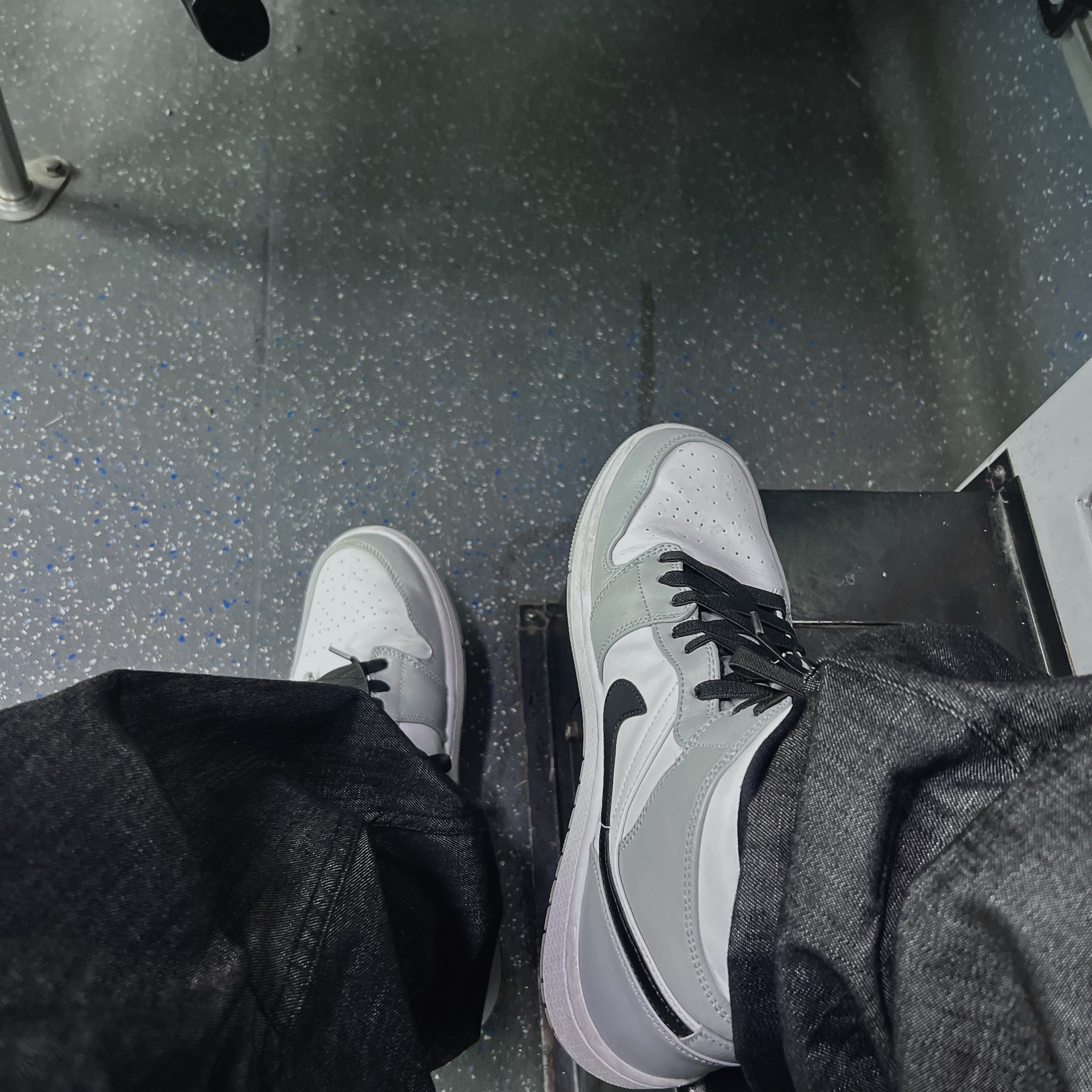 Jordan 1 Mid Light Smoke Grey 착용 스타일