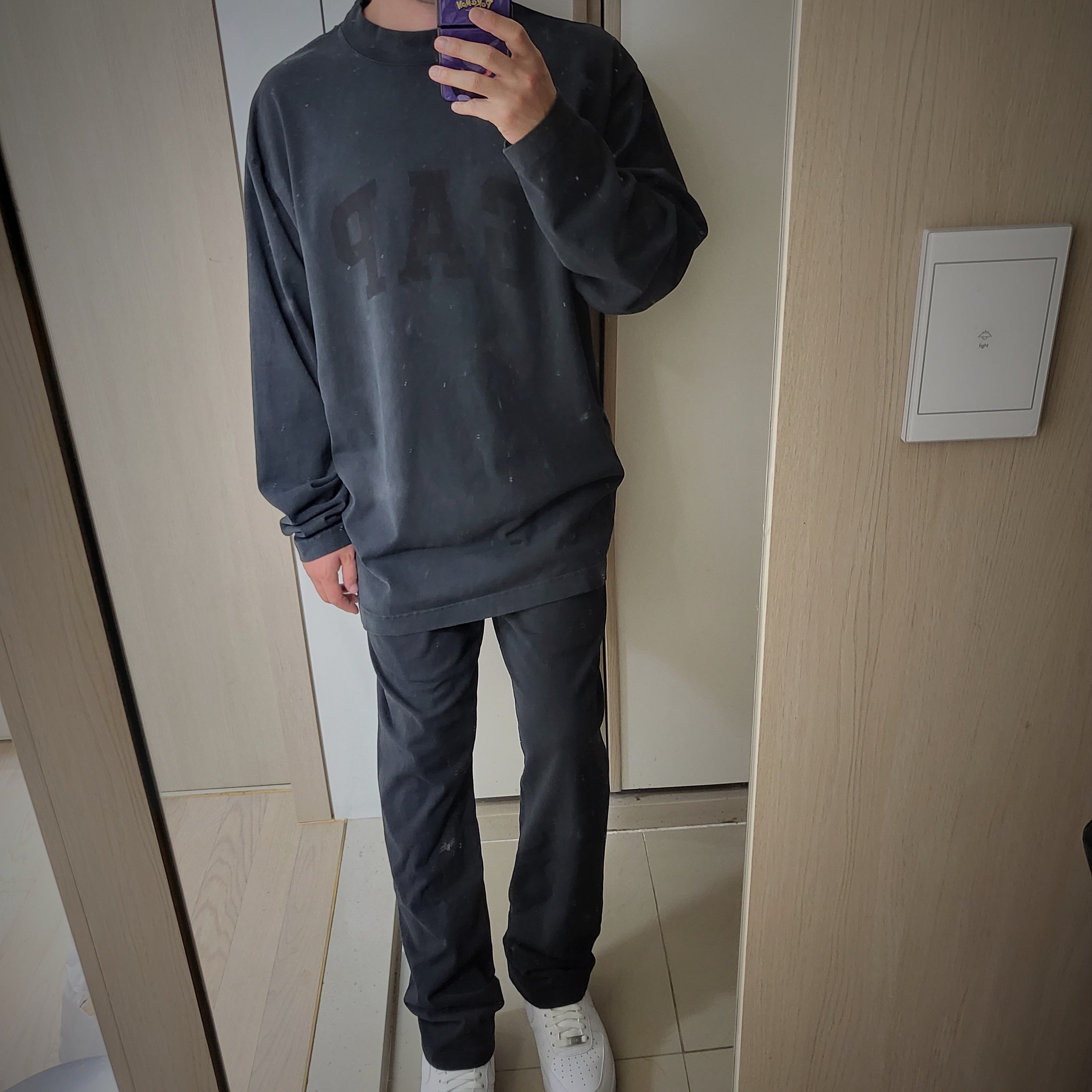 Yeezy Gap Engineered By Balenciaga Dove Long Sleeve T-Shirt Washed Black, Yeezy Gap Engineered By Balenciaga Fitted Sweatpants Washed Black 착용 스타일 - 2