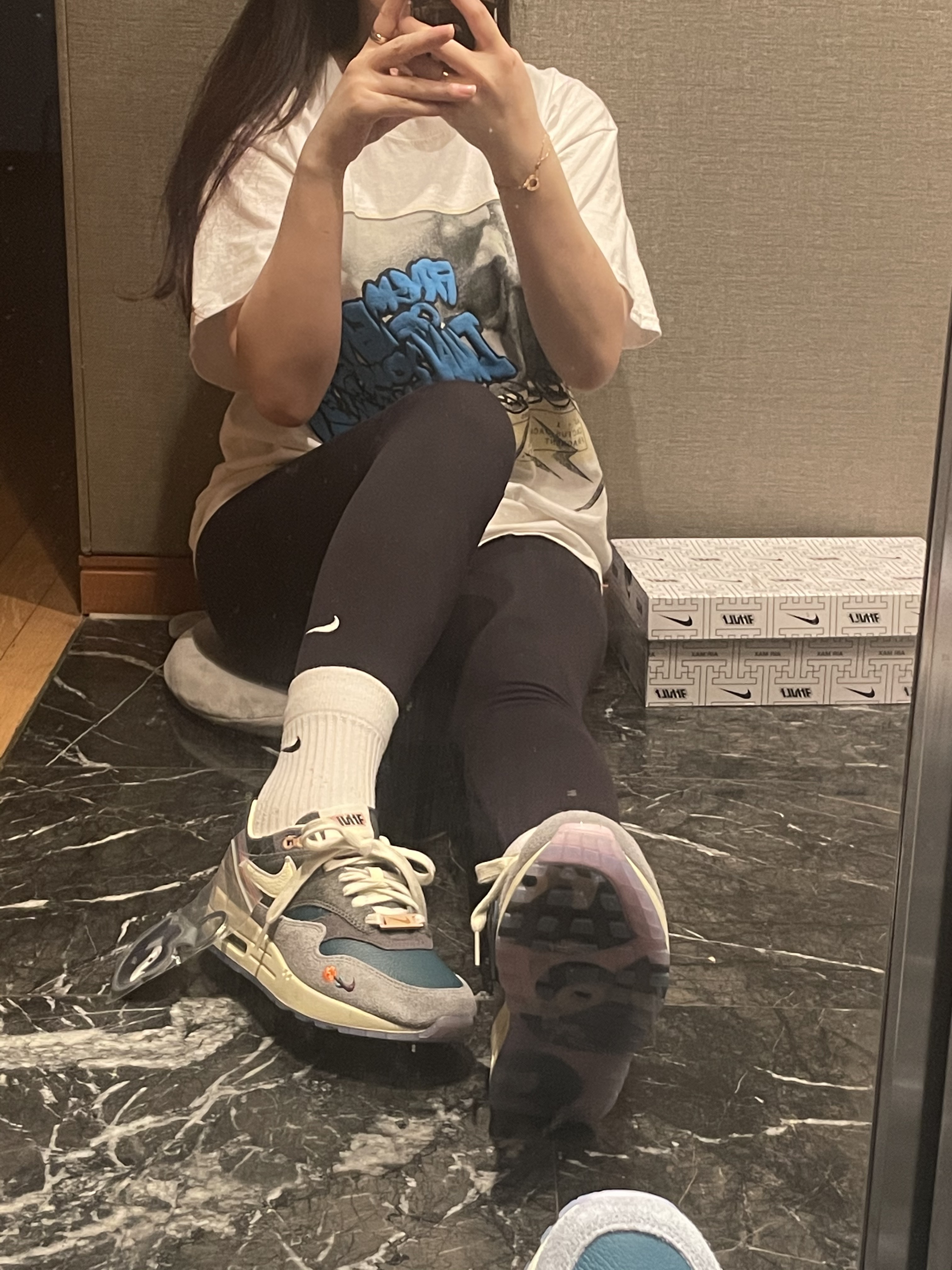 Nike x Kasina Air Max 1 SP Won-Ang Particle Grey, Nike x Drake Nocta Socks White (3 Pack) 착용 스타일 - 1