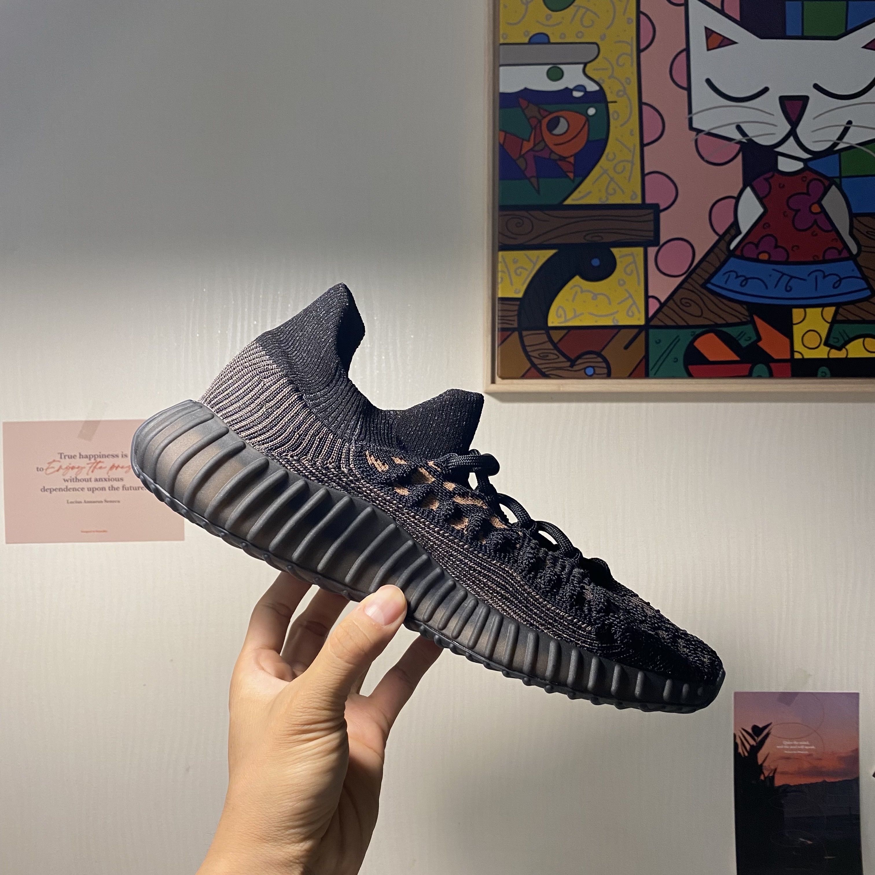 Adidas Yeezy 350 V2 CMPCT Slate Carbon 착용 스타일 - 5