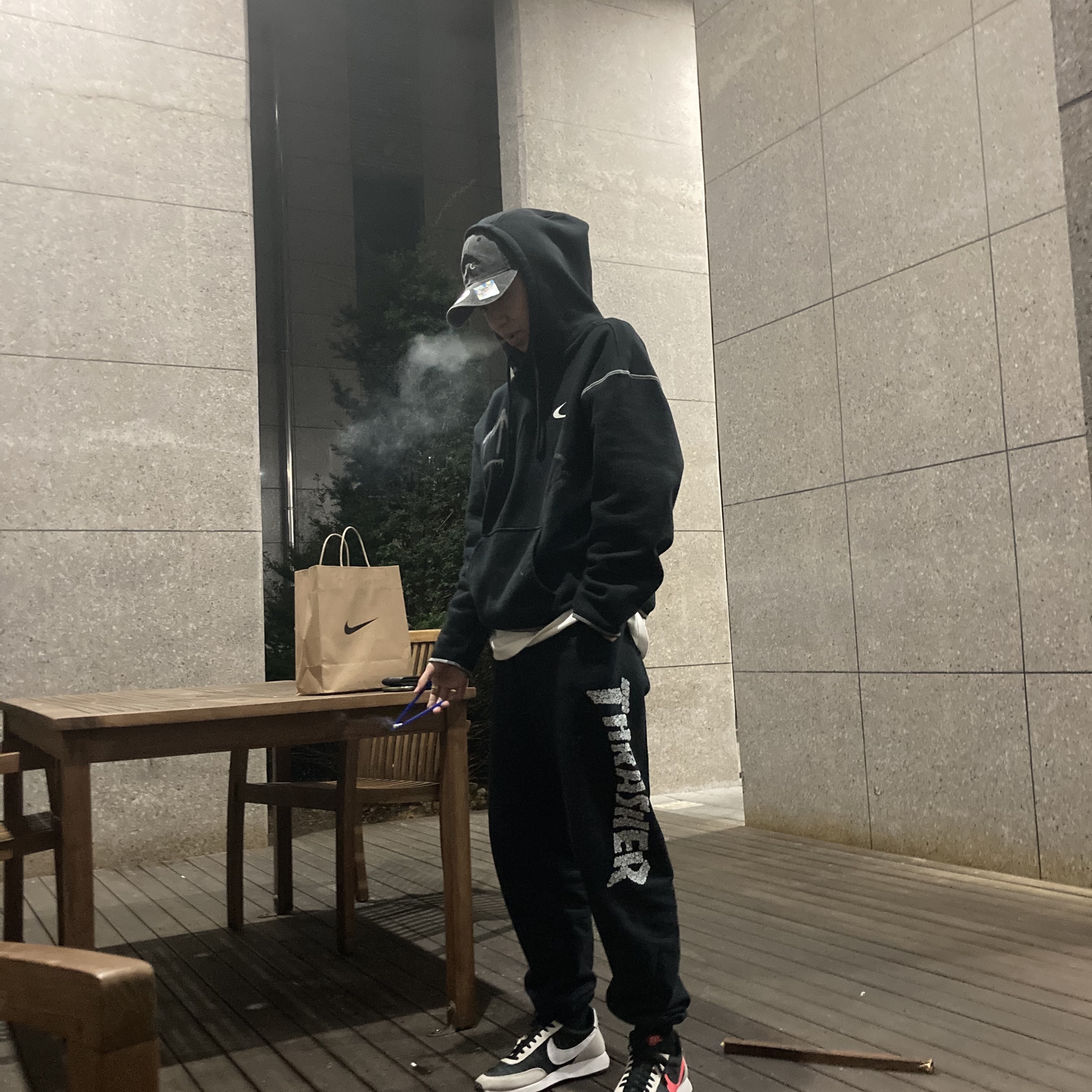 Nike x Off-White NRG RU Hoodie, Nike Air Tailwind 79 Worldwide Pack Black Flash Crimson 착용 스타일 - 1