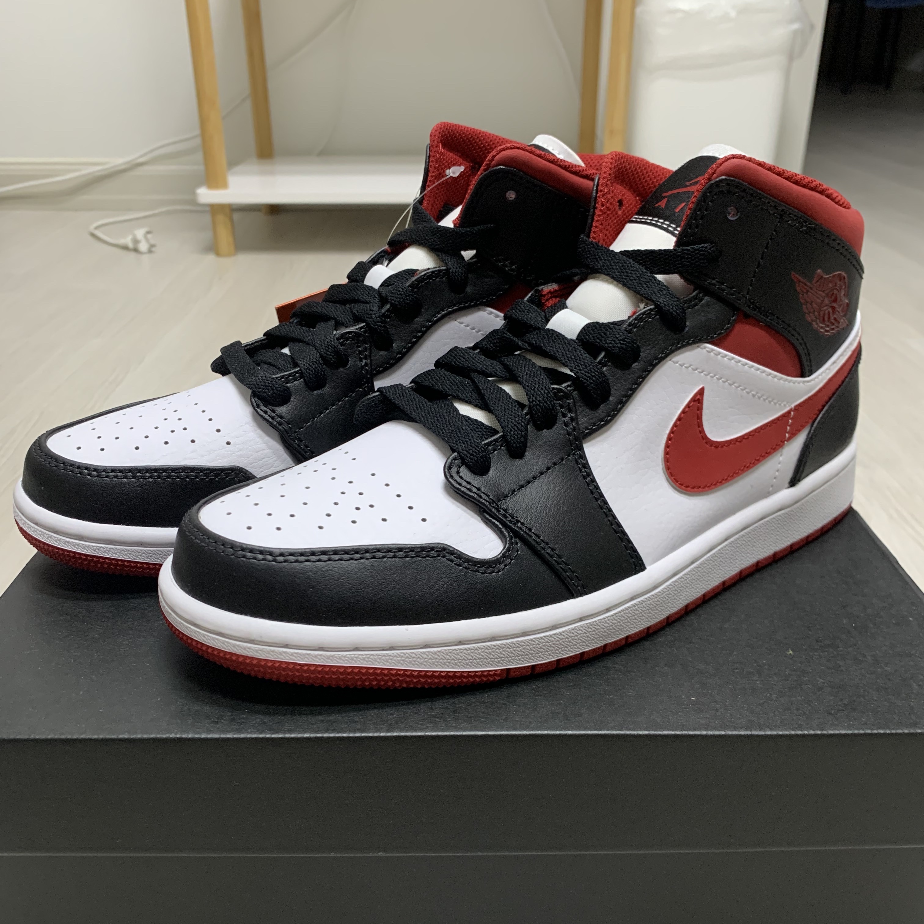 Jordan 1 Mid Gym Red Black White 착용 스타일