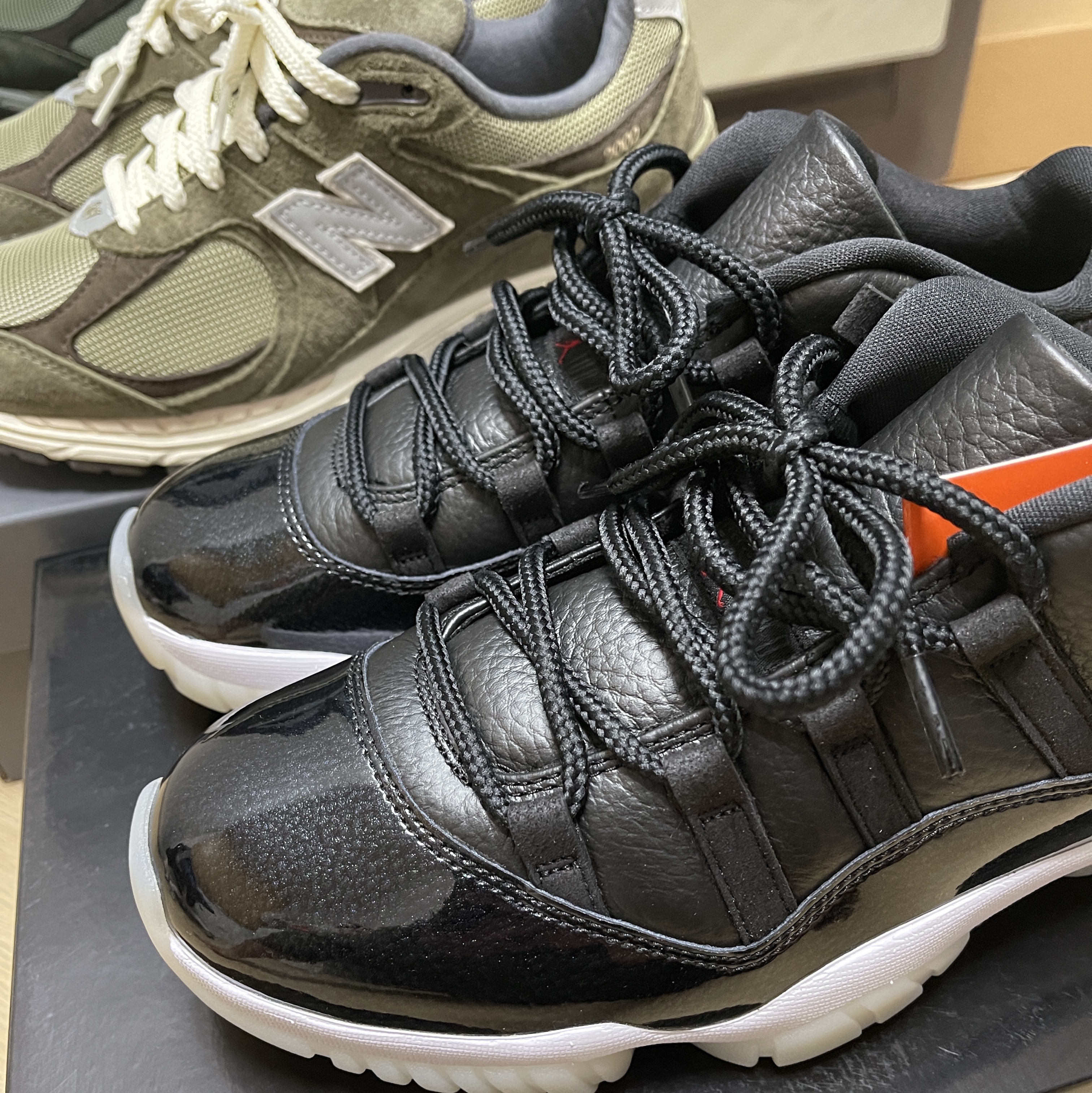Jordan 11 Retro Low 72-10, New Balance 2002R Special Vintage Khaki 착용 스타일