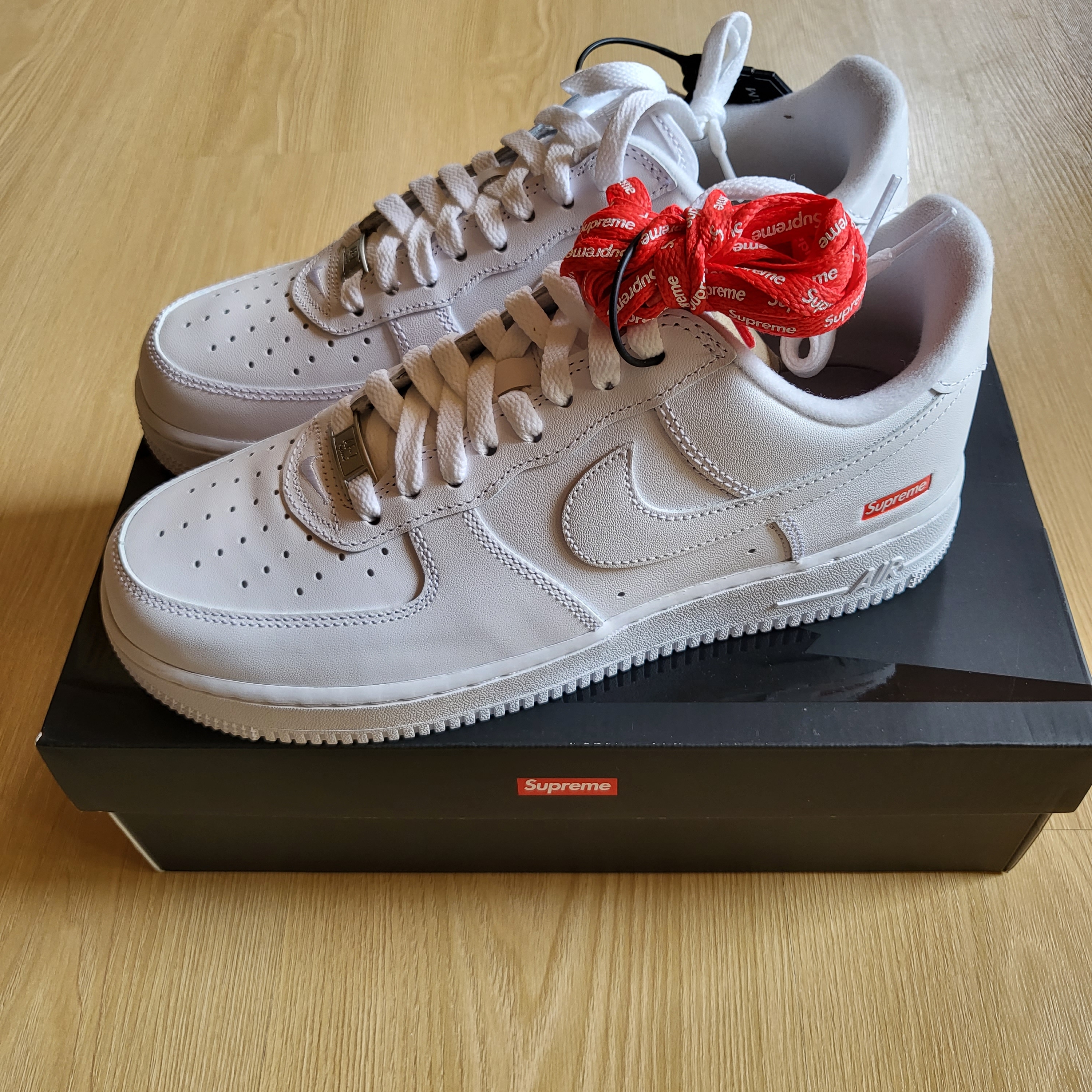 Nike x Supreme Air Force 1 Low White 착용 스타일 - 1