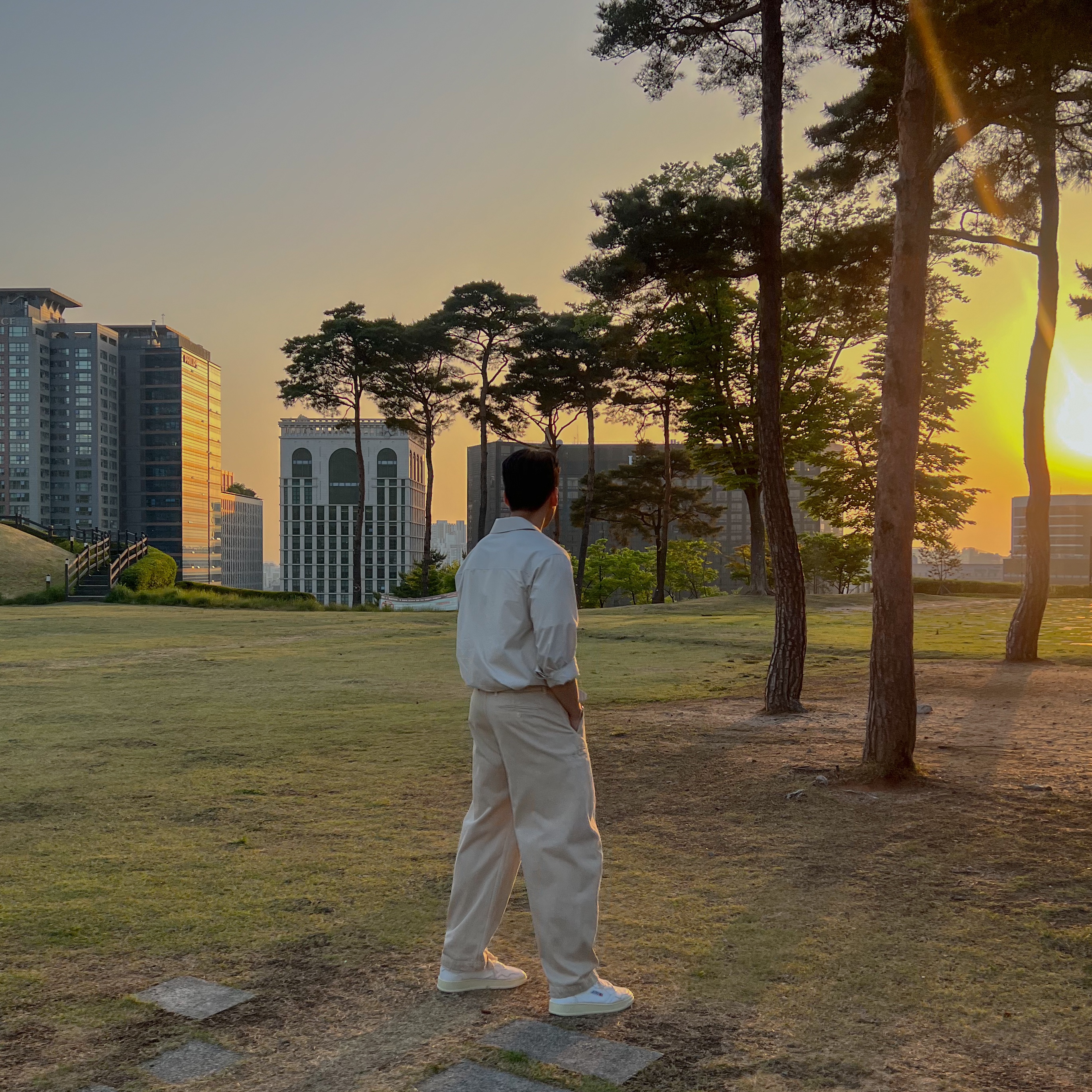 Lemaire Twisted Belted Pants Cotton Satin Light Taupe, Autry Medalist Low Goatskin Sneakers White 착용 스타일 - 3