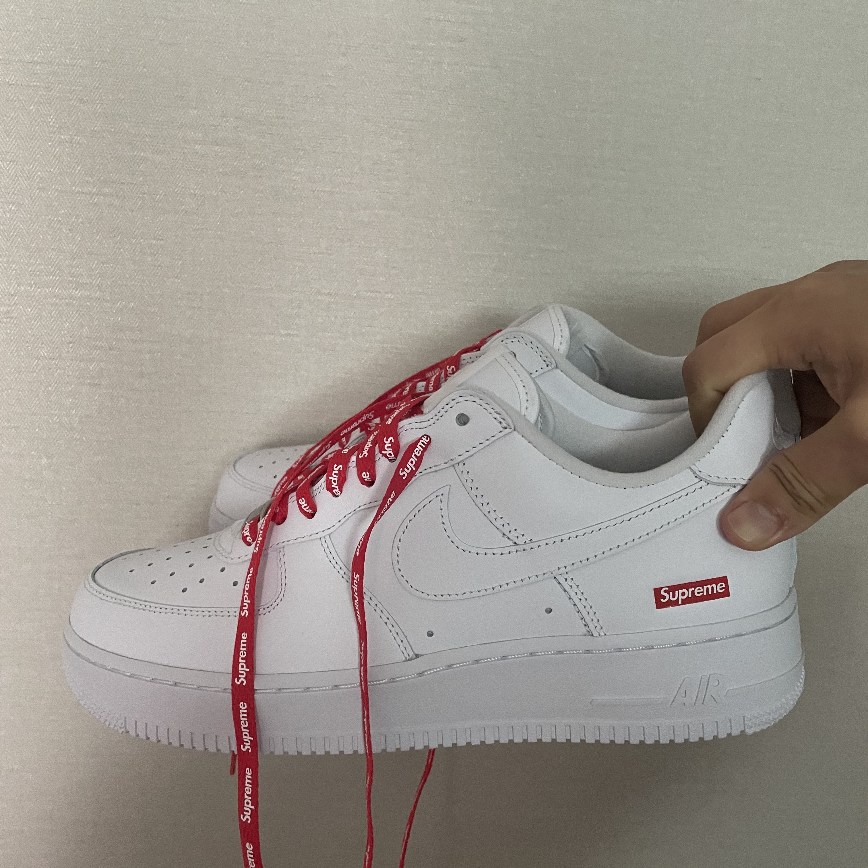 Nike x Supreme Air Force 1 Low White 착용 스타일 - 1