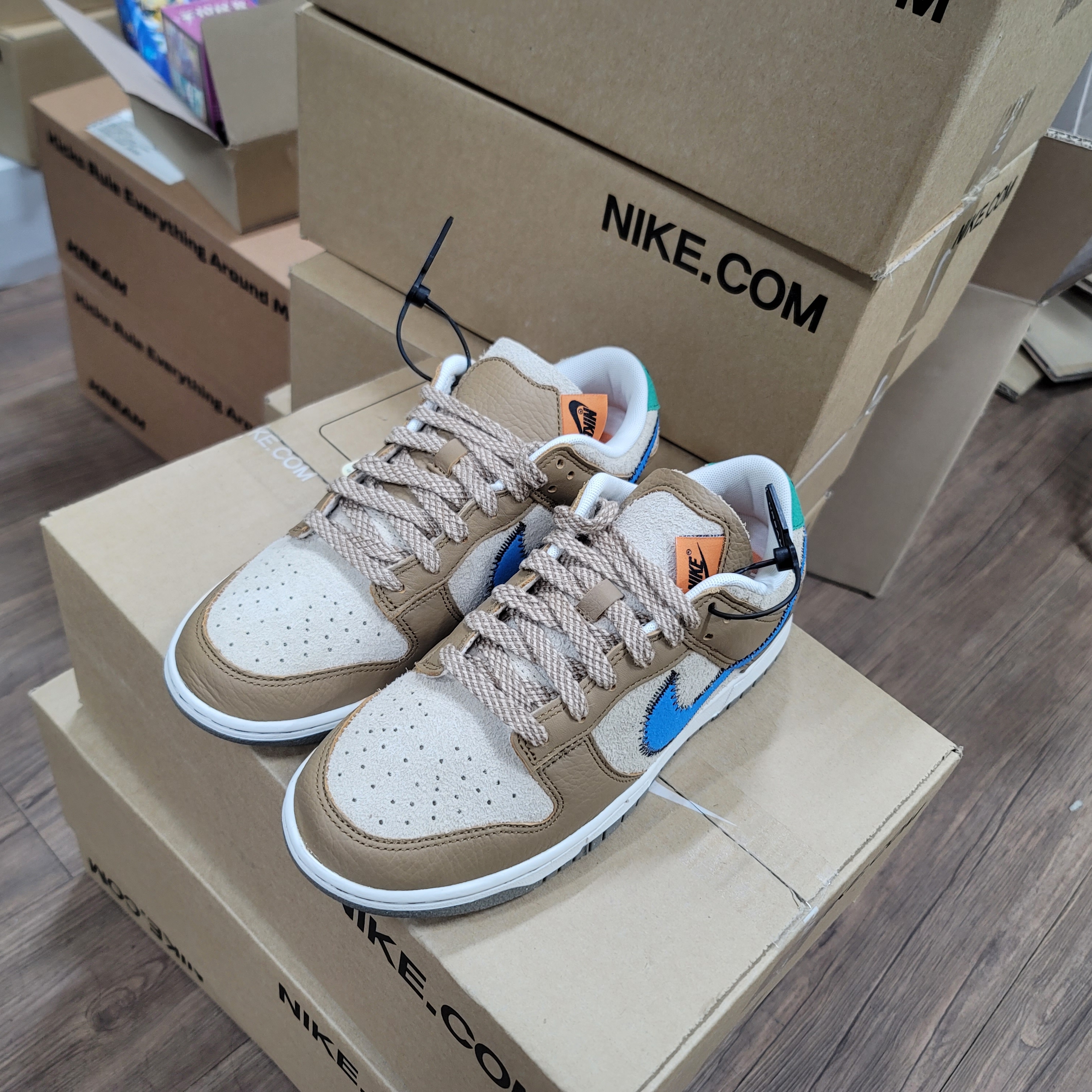 Nike x Size? Dunk Low Dark Driftwood Photo Blue 착용 스타일 - 1