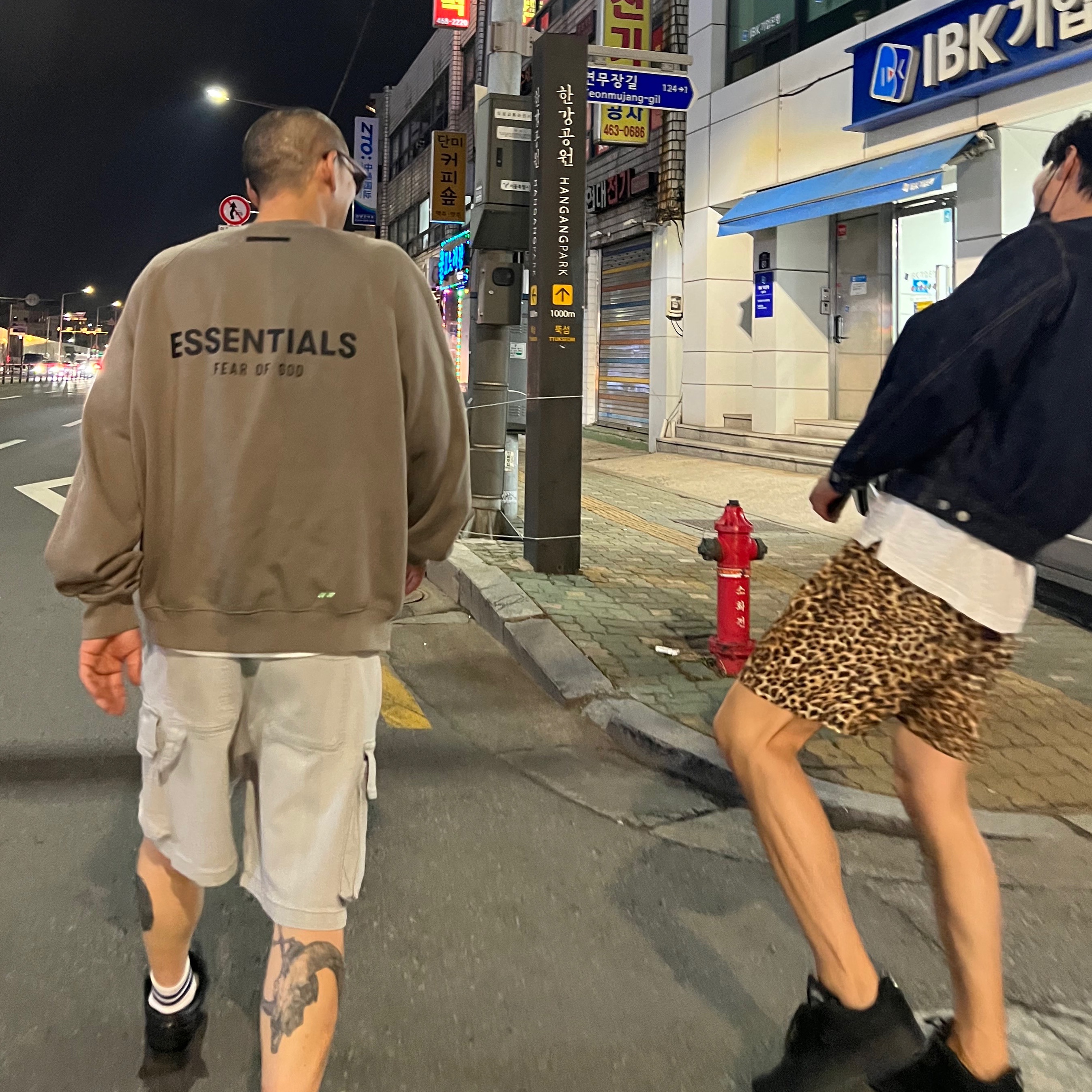 Essentials Pull-Over Crewneck Sweatshirt Taupe - 21SS, Nike x Stussy Air Force 1 Low Triple Black 착용 스타일