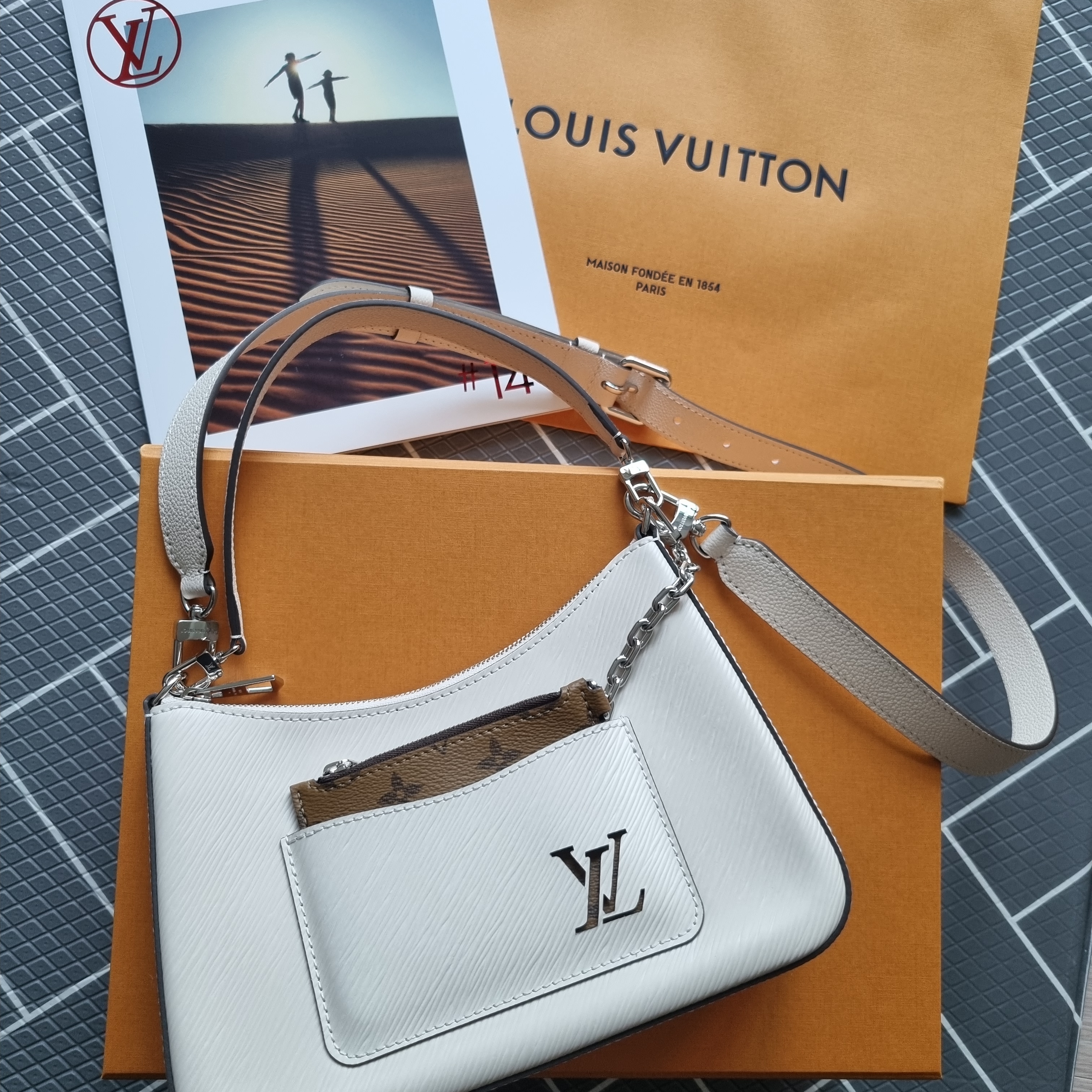Louis Vuitton Marelle Epi Quartz 착용 스타일 - 1