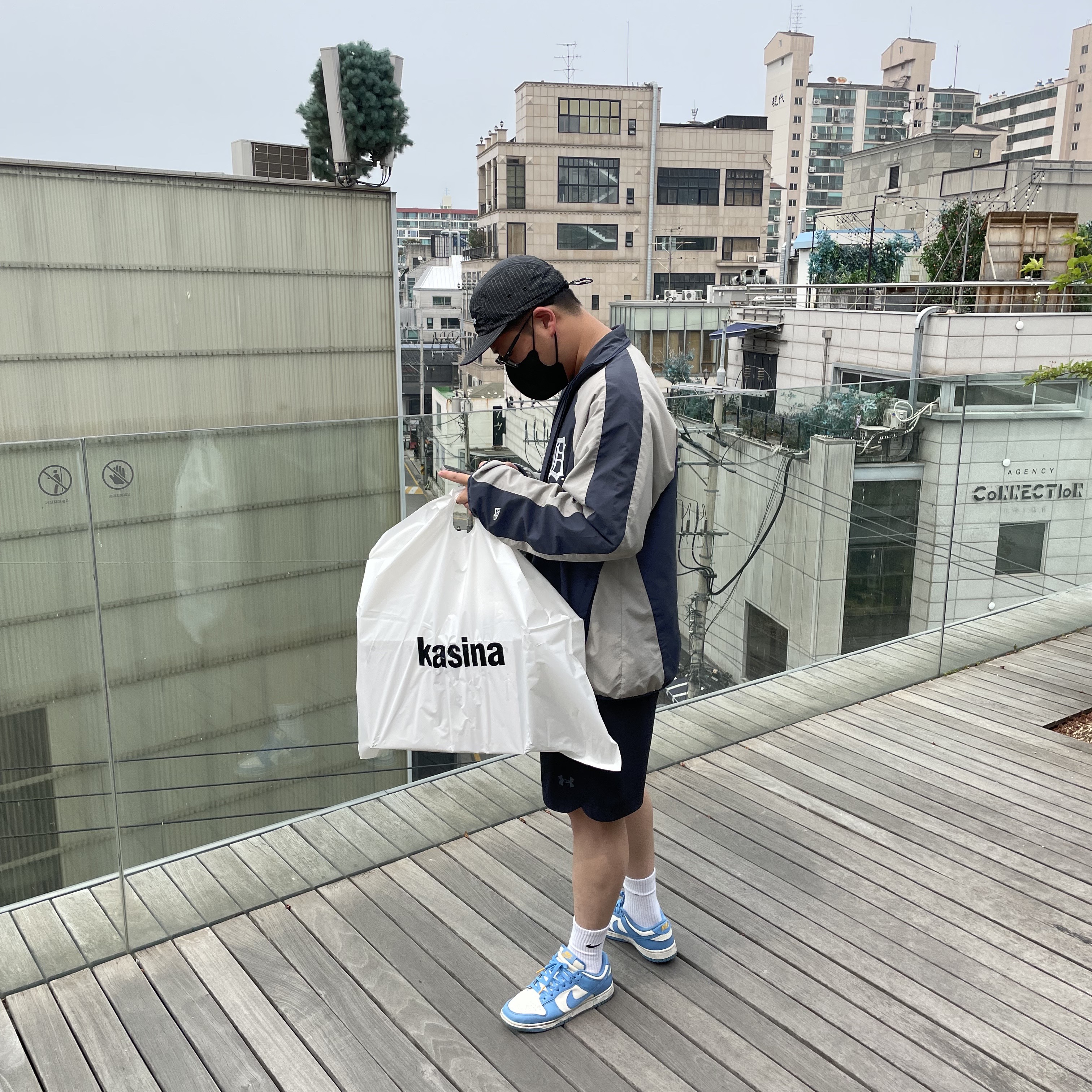 Nike x Kasina Air Max 1 SP Won-Ang Orange, Palace x Detroit Tigers New Era Track Top Navy Grey - 22SS 착용 스타일 - 3