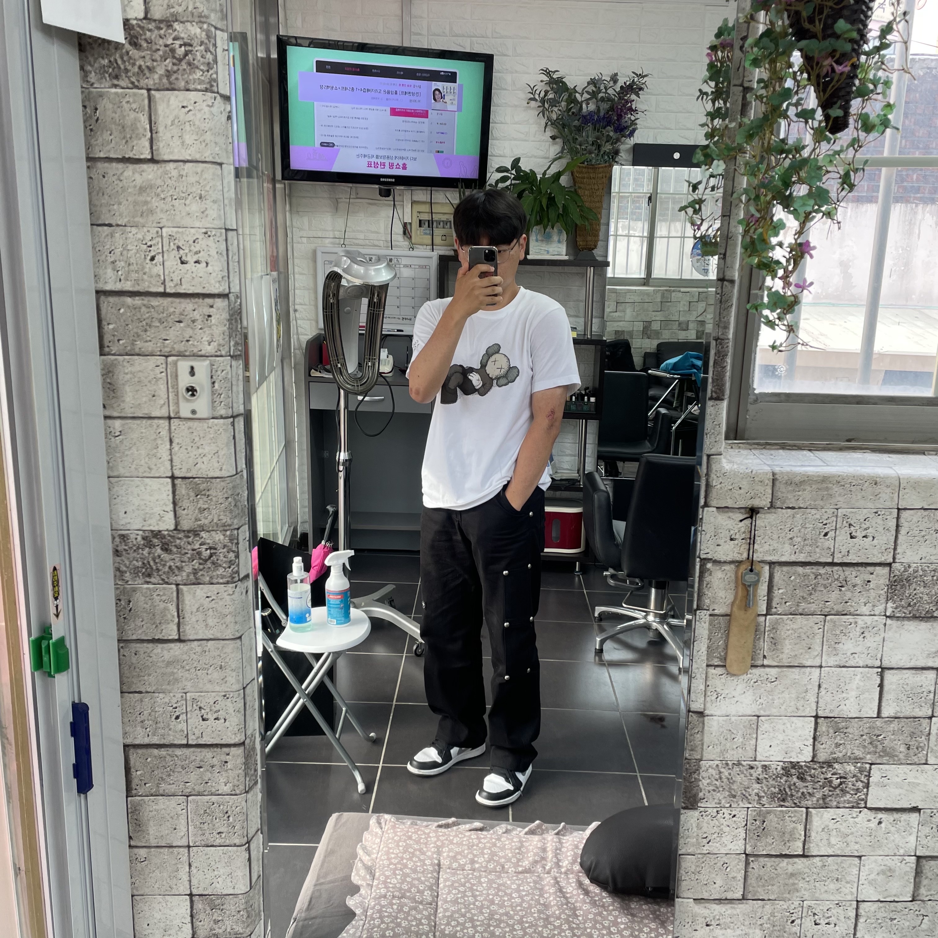 Jordan 1 Low Black Particle Grey, Uniqlo x Kaws Tokyo First T-Shirt White - JP 착용 스타일