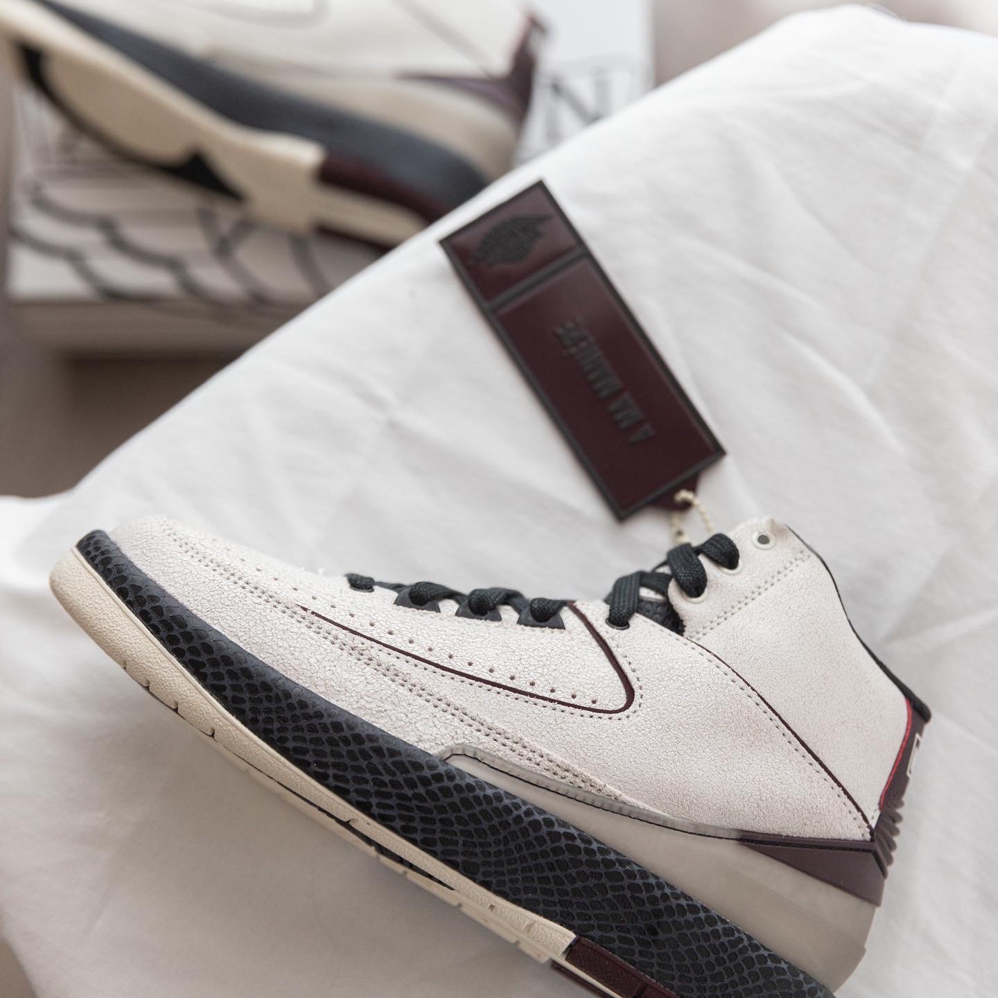 Jordan 2 x A Ma Maniere Retro SP Sail and Burgundy 착용 스타일 - 2