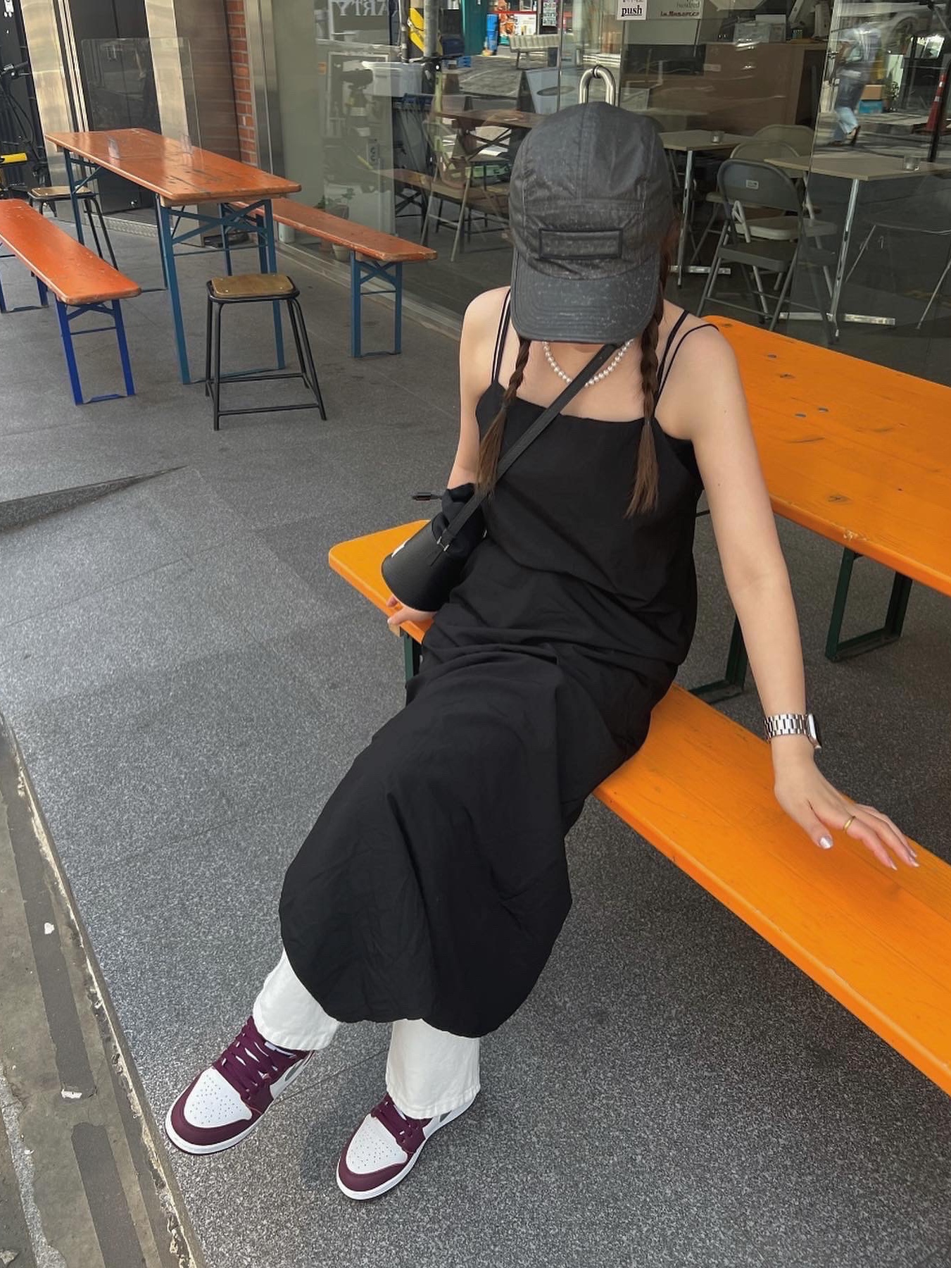 Maison Margiela 5AC Mini Bucket Bag Black, Jordan 1 Retro High OG Bordeaux 착용 스타일 - 2