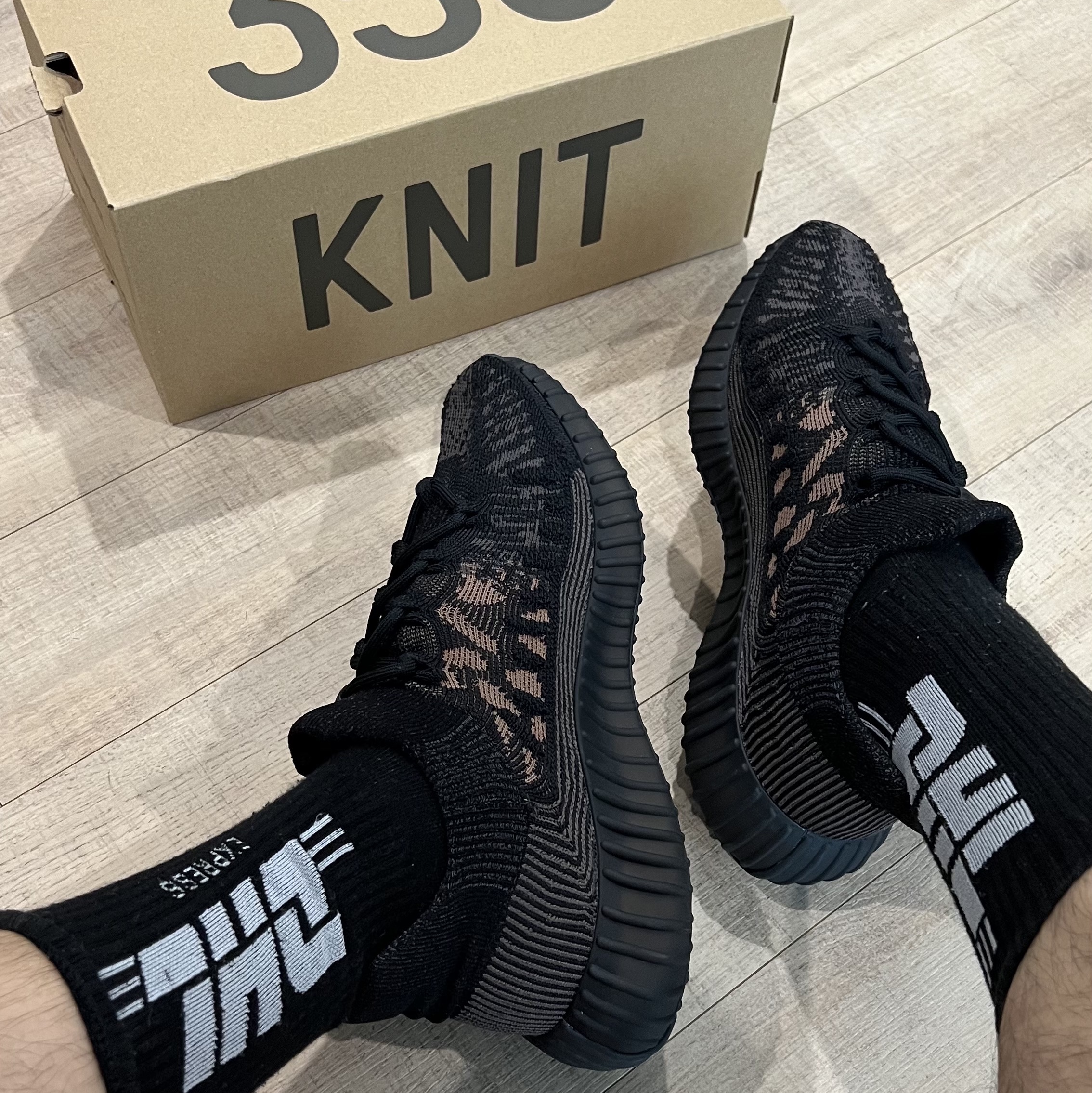 Adidas Yeezy 350 V2 CMPCT Slate Carbon 착용 스타일 - 2