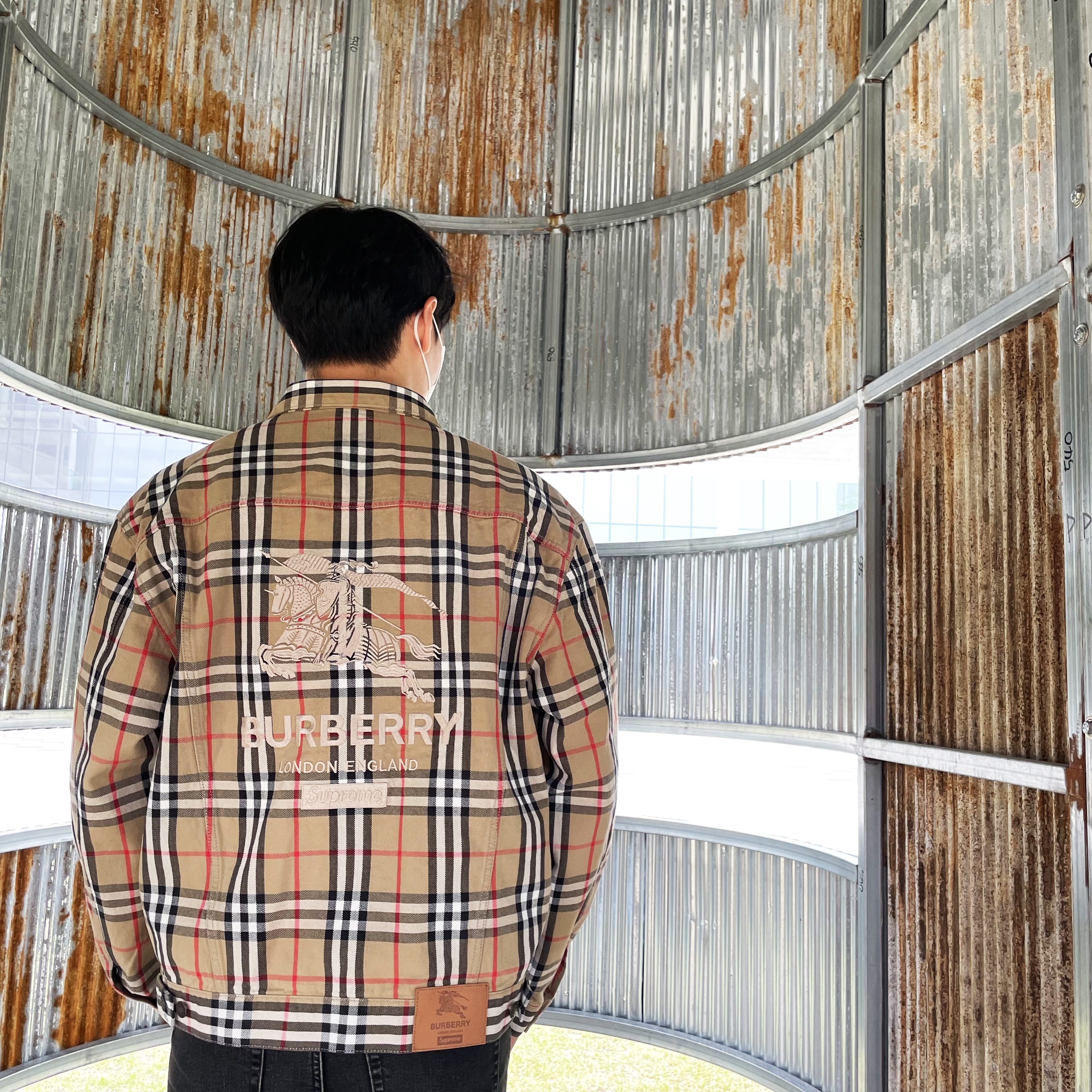 Supreme x Burberry Denim Trucker Jacket Beige - 22SS 착용 스타일 - 2