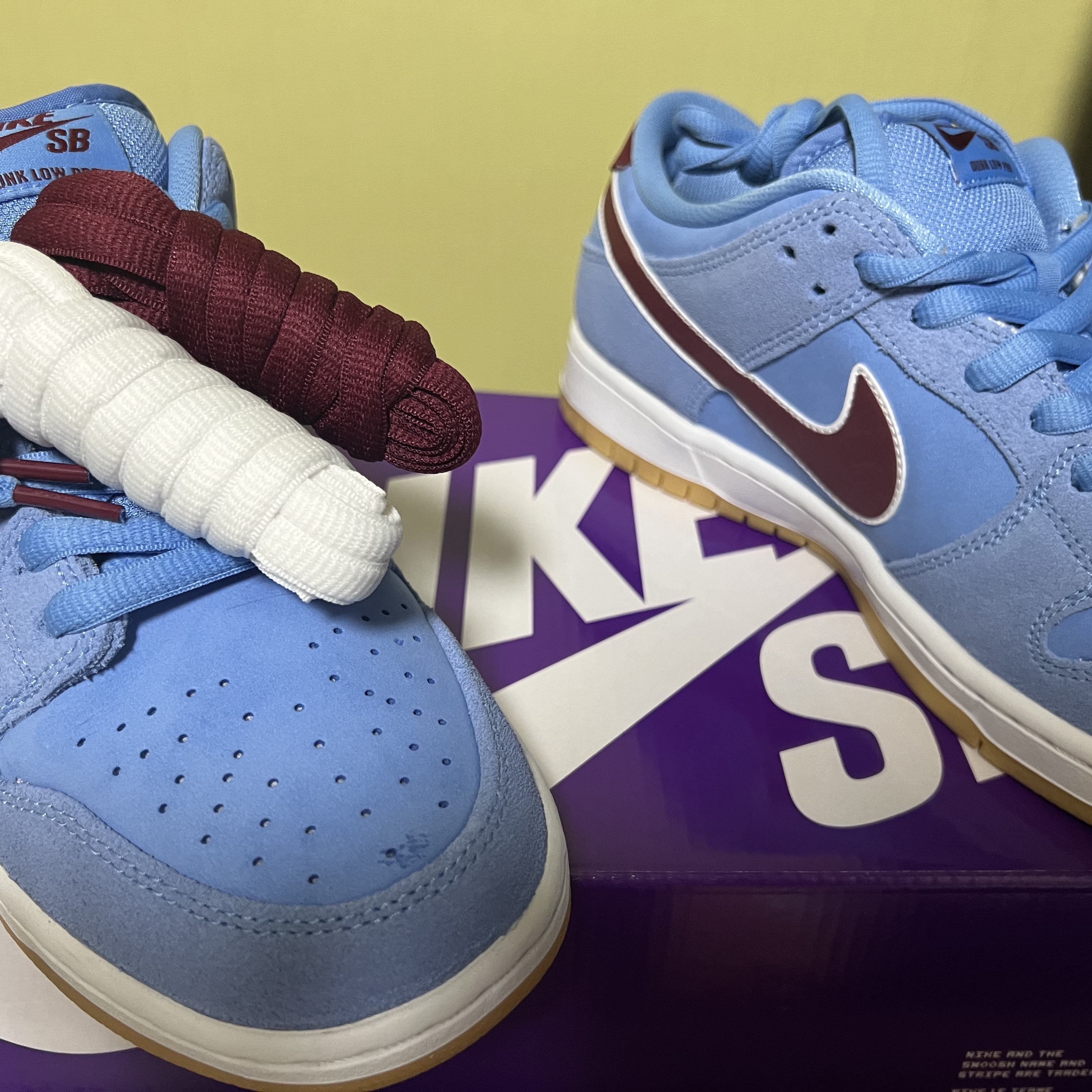 Nike SB Dunk Low Premium Valor Blue and Team Maroon 착용 스타일 - 2