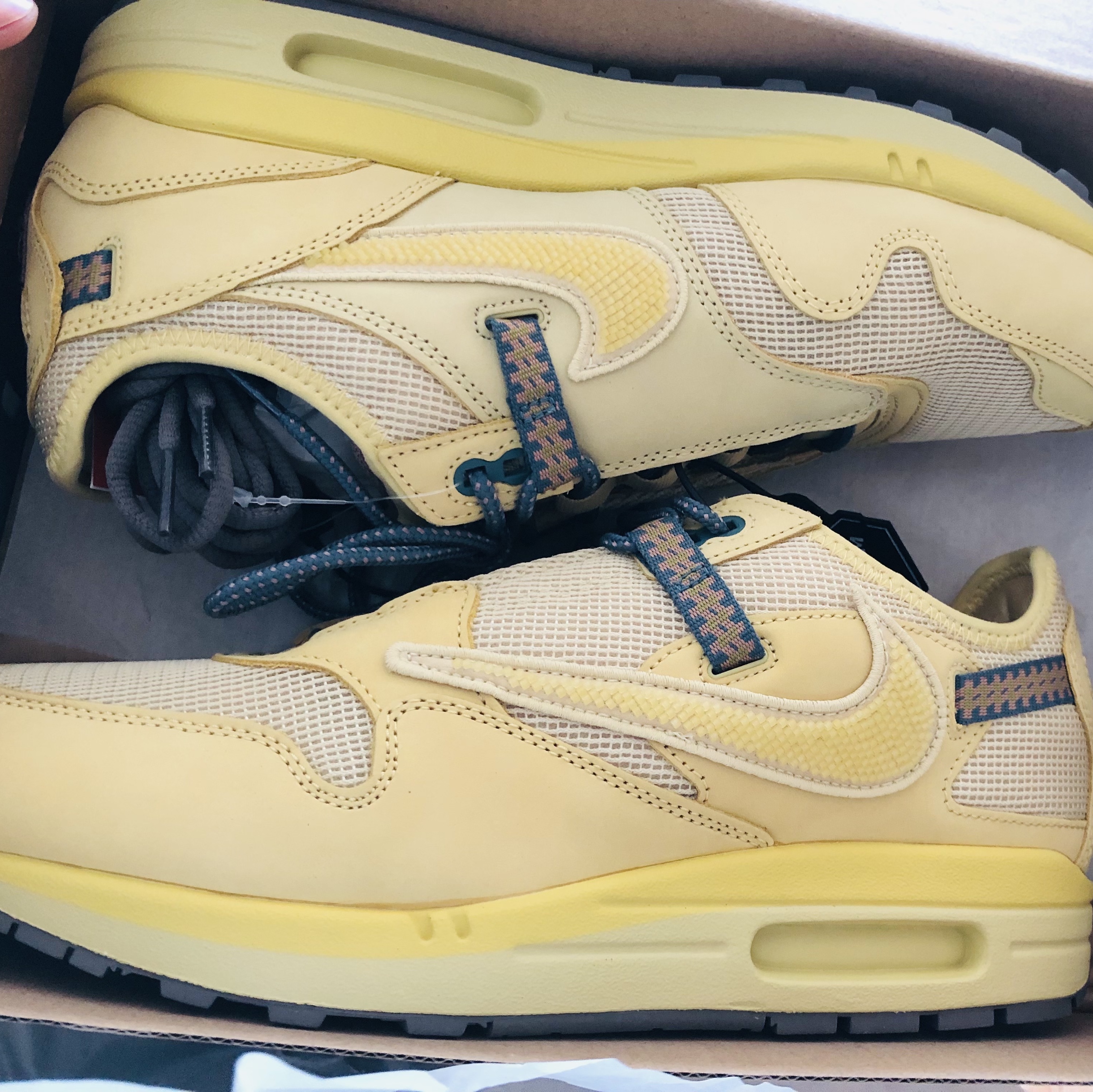 Nike x Travis Scott Air Max 1 Cact.us Gold 착용 스타일