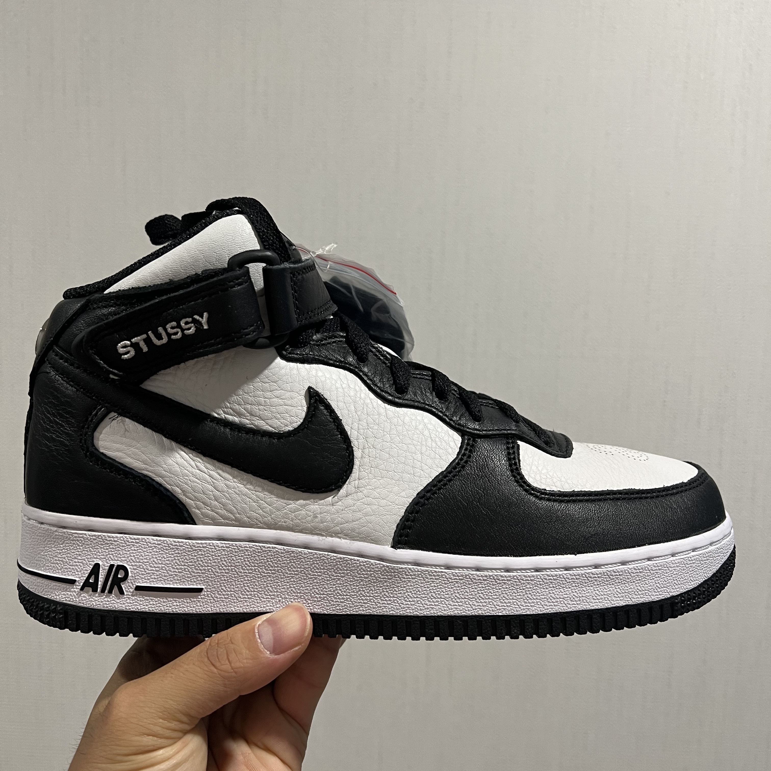 Nike x Stussy Air Force 1 '07 Mid SP Black and Light Bone 착용 스타일 - 2