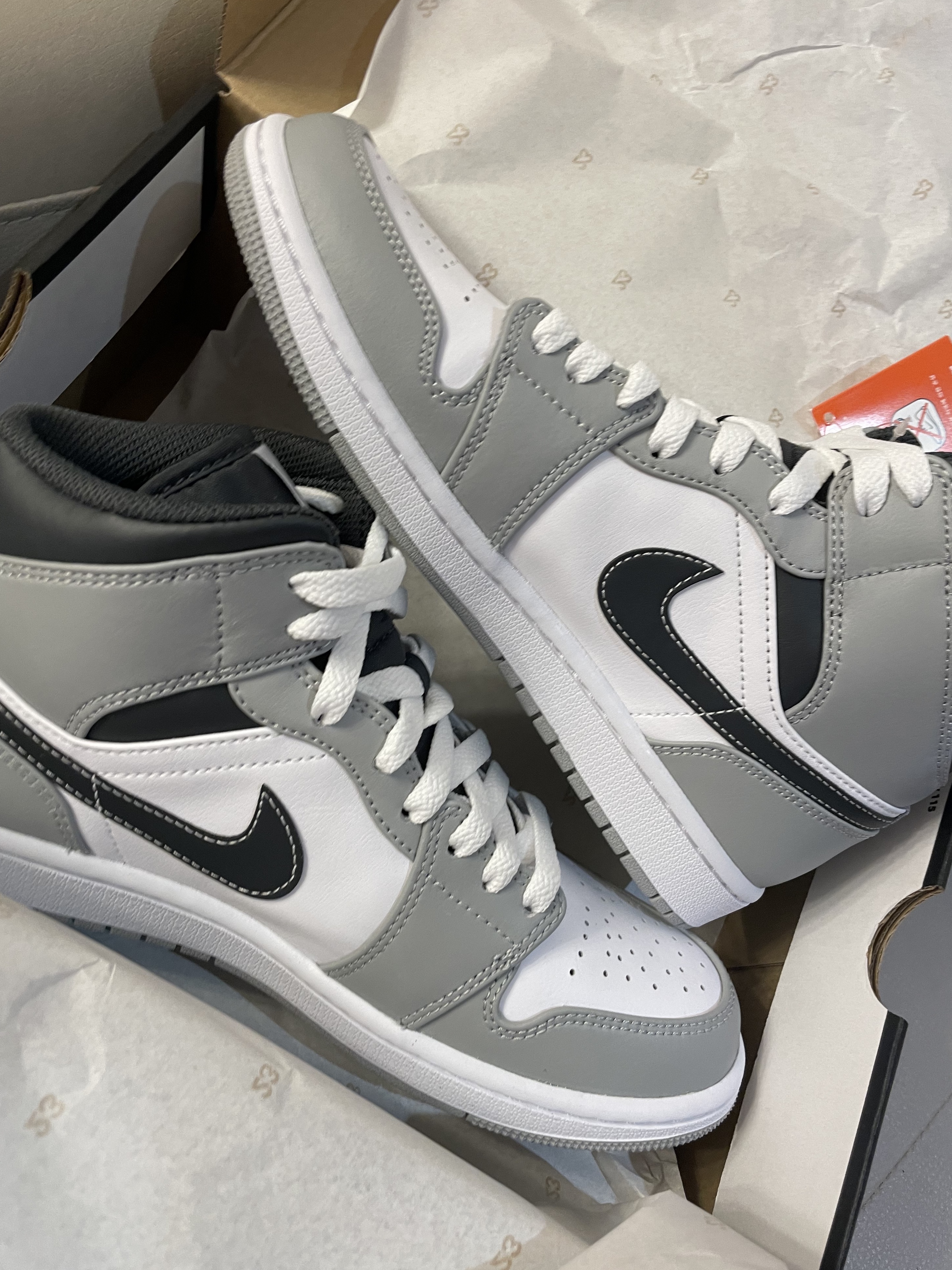 Jordan 1 Mid Light Smoke Grey Anthracite 착용 스타일 - 2