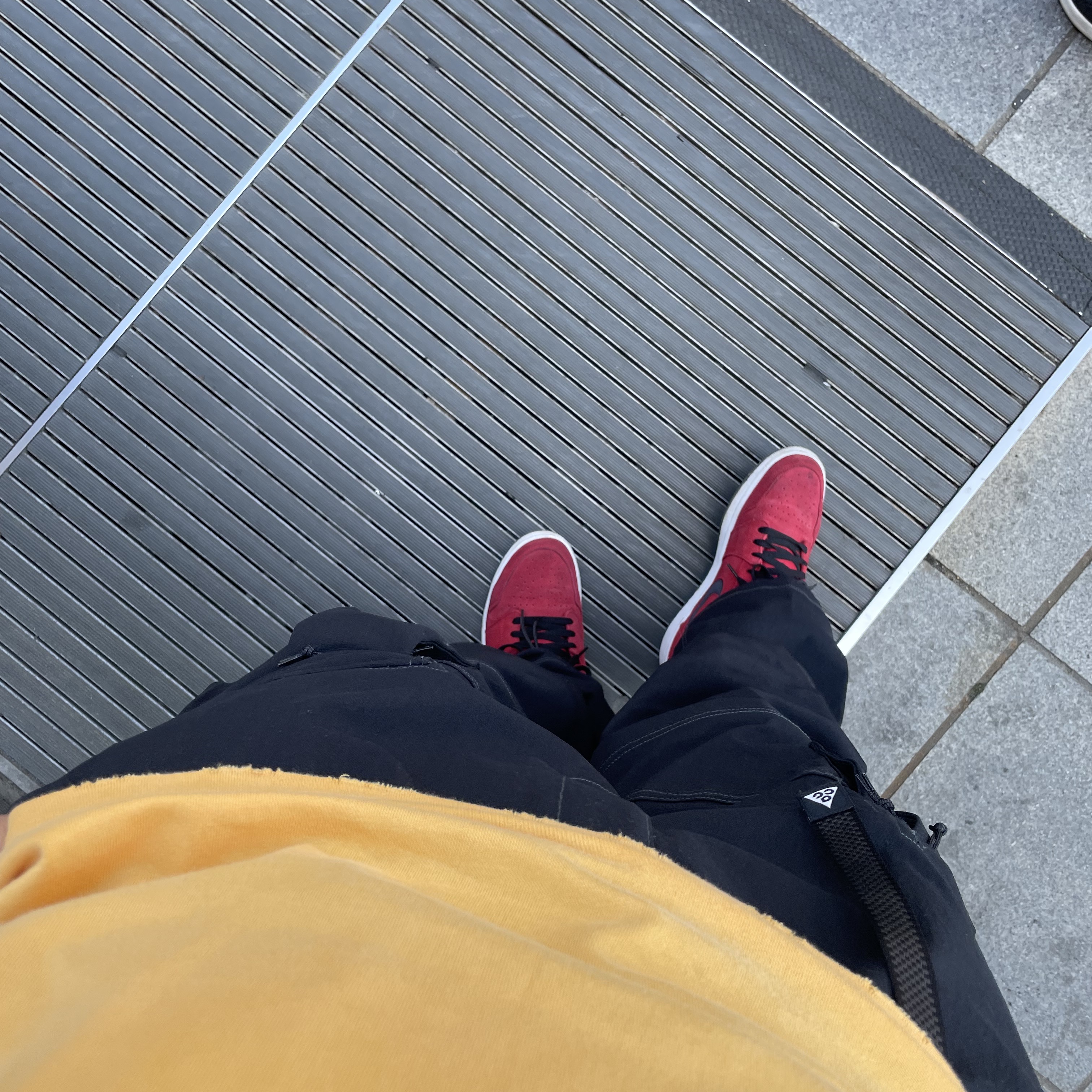 Nike ACG Smith Summit Cargo Pants Black Summit White - Asia, Jordan x Union Graphic T-Shirt Sport Gold - Asia 착용 스타일