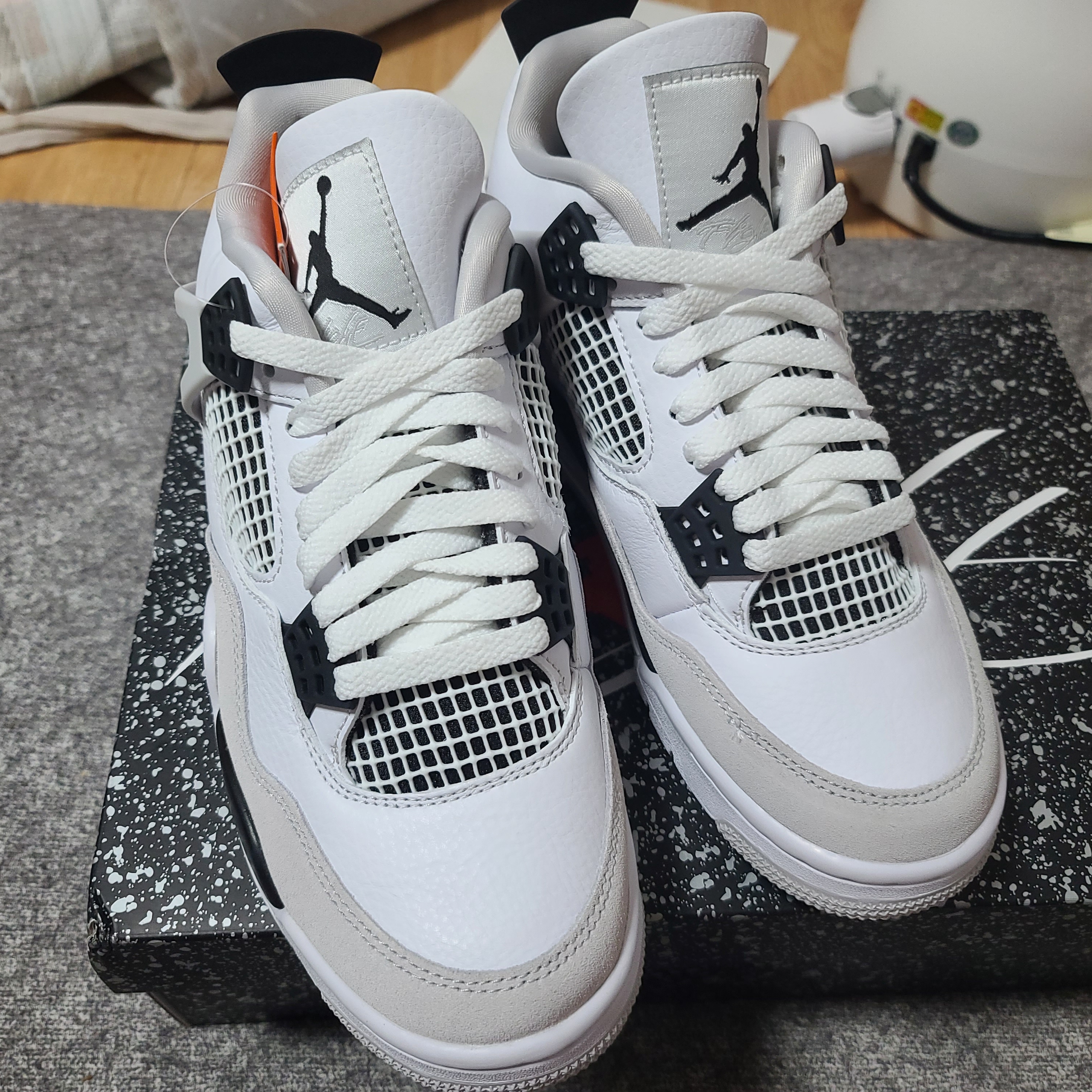 Jordan 4 Retro White and Black 착용 스타일