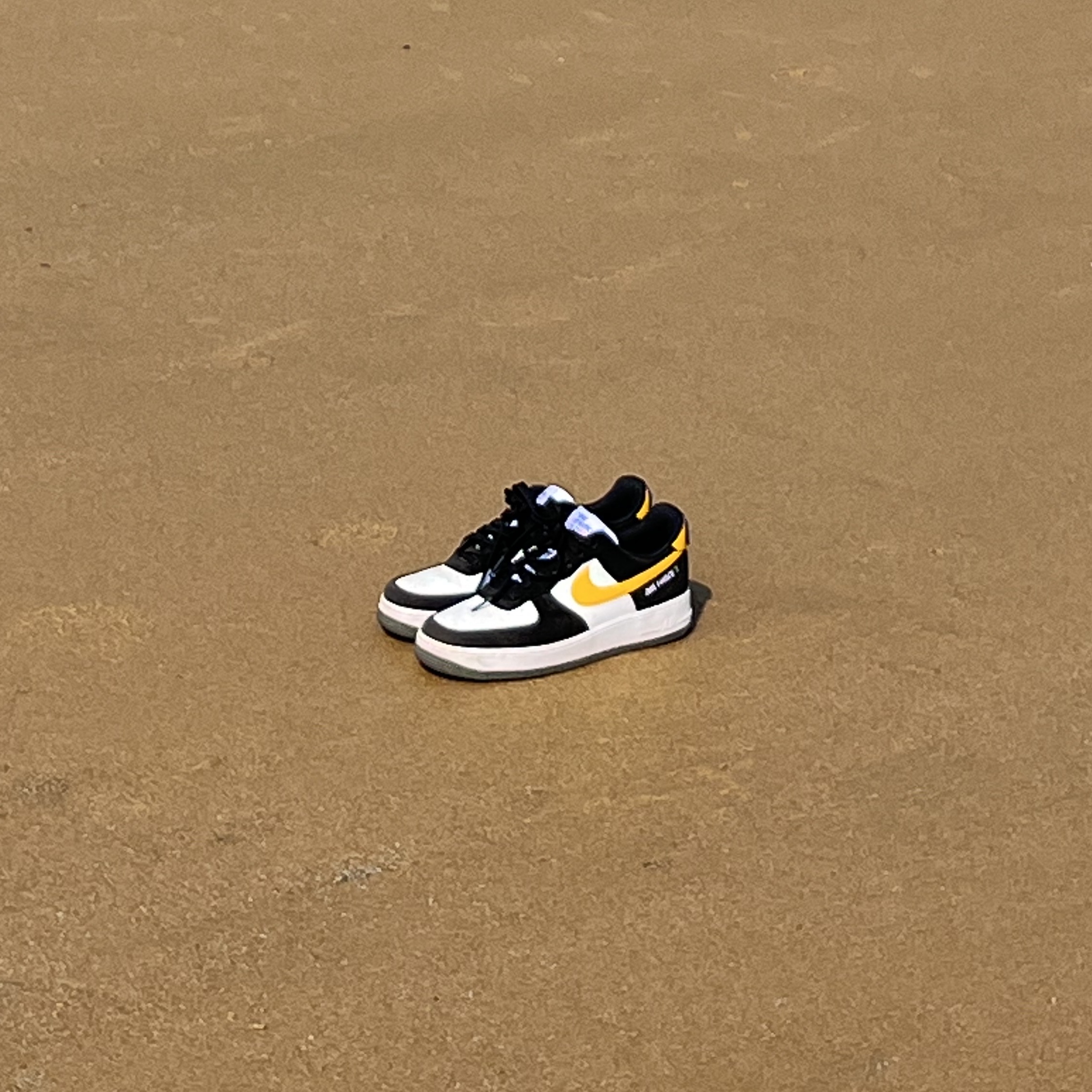 Nike Air Force 1 '07 LV8 Athletic Club Black Dark Sulfur 착용 스타일